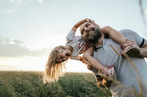 A father and daughter playing.| Photo: Getty Images.