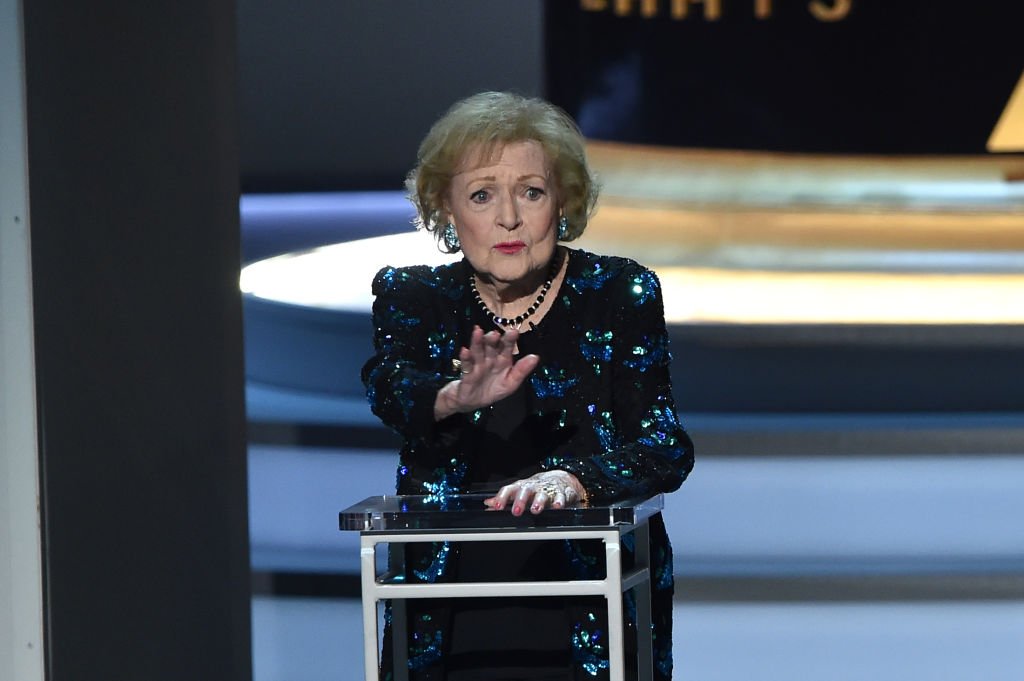 Betty White speaks on stage at the 70th Emmy Awards at the Microsoft Theater in Los Angeles, California, September 17, 2018. | usage worldwide  Photo: Getty Images