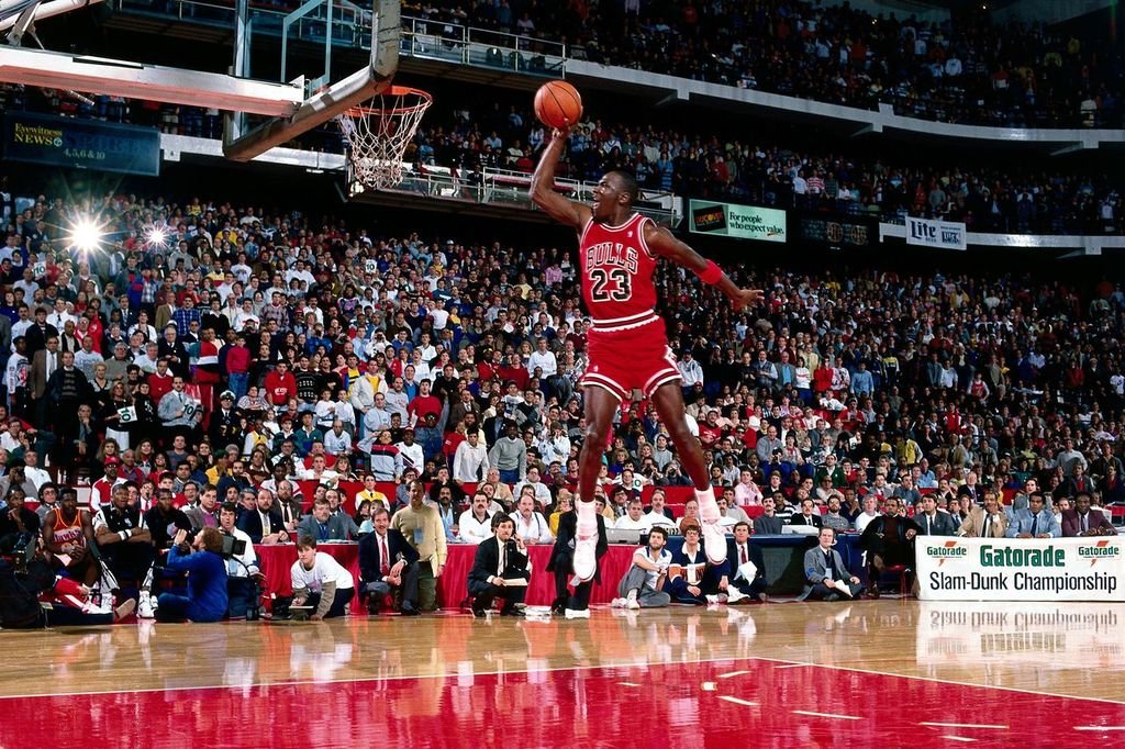 Michael Jordan #23 of the Chicago Bulls goes for a dunk during the 1988 NBA All Star Slam Dunk Competition in February 1988 | Photo: Getty Images