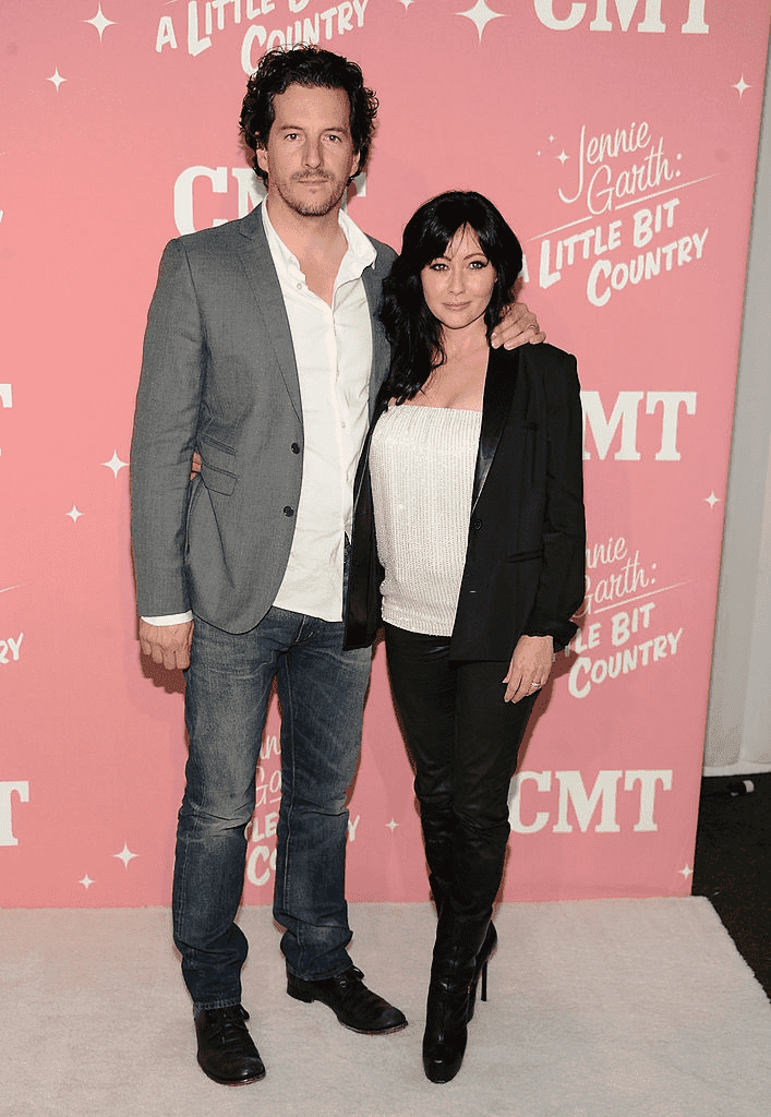 WEST HOLLYWOOD, CA - 19 AVRIL : L'actrice Shannen Doherty et son mari, Kurt Iswarienko assistent à la célébration du 40ème anniversaire de Jennie Garth et à la première de "Jennie Garth" : Jennie Garth : A Little Bit Country" à l'hôtel London le 19 avril 2012 à West Hollywood, Californie. | Photo : Getty Images