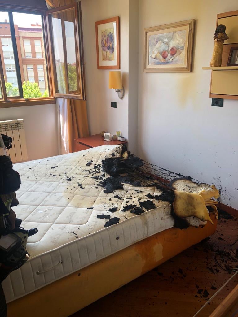 Colchón se incendió dentro de vivienda por explosión de cargador en Valladolid. | Foro: Twitter/BomberosValladolid Colchón se incendió dentro de vivienda por explosión de cargador en Valladolid. | Foro: Twitter/BomberosValladolid