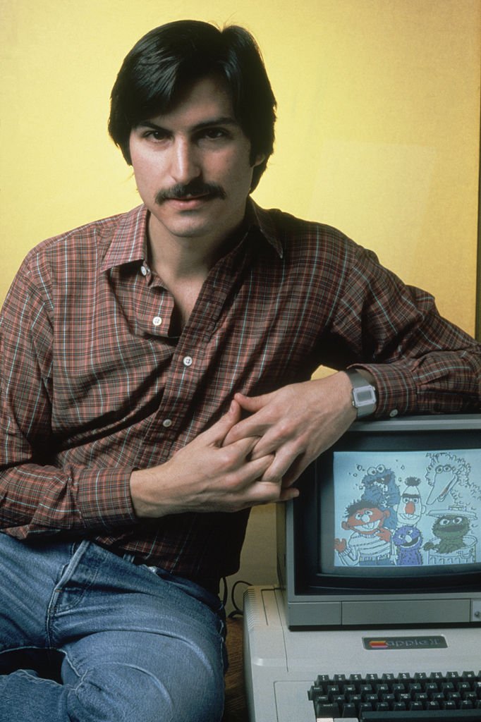 Steve Jobs pose avec un ordinateur Apple II | Photo : Getty Images Steve Jobs pose avec un ordinateur Apple II | Photo : Getty Images