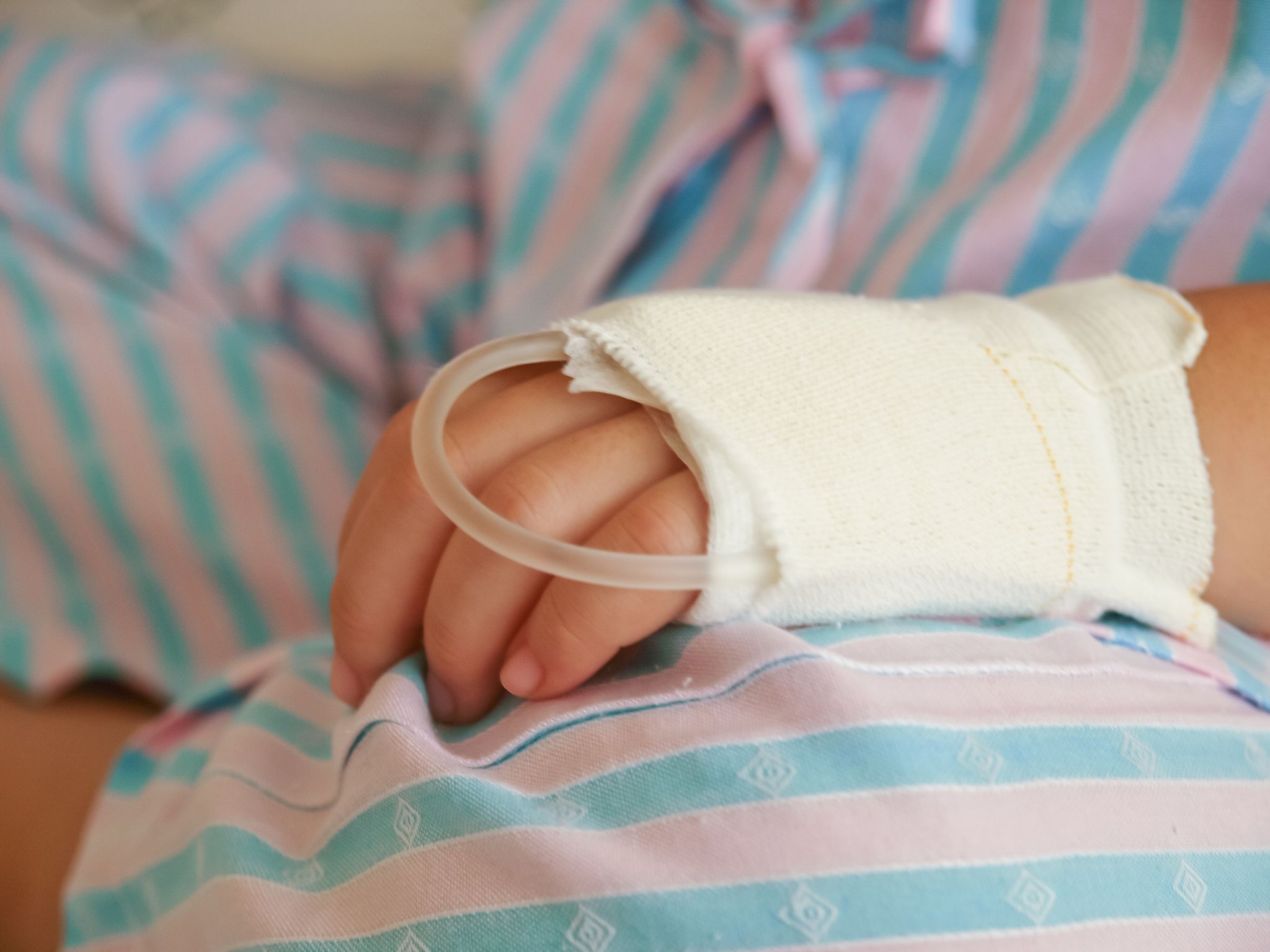 Kid with a bandaged hand lying in hospital. | Source: Shutterstock 