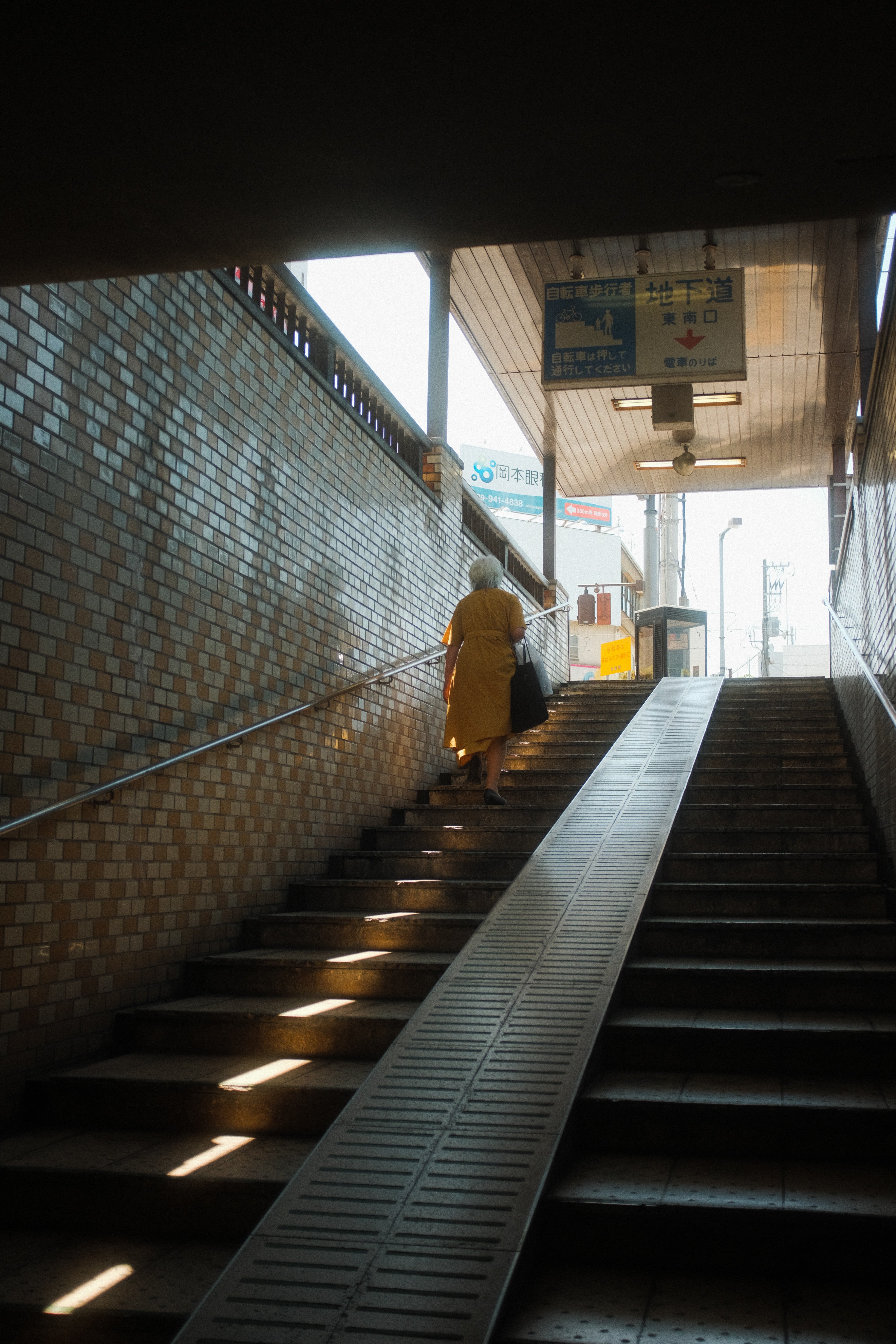 Mujer mayor subiendo una escaleras. | Foto: Pexels