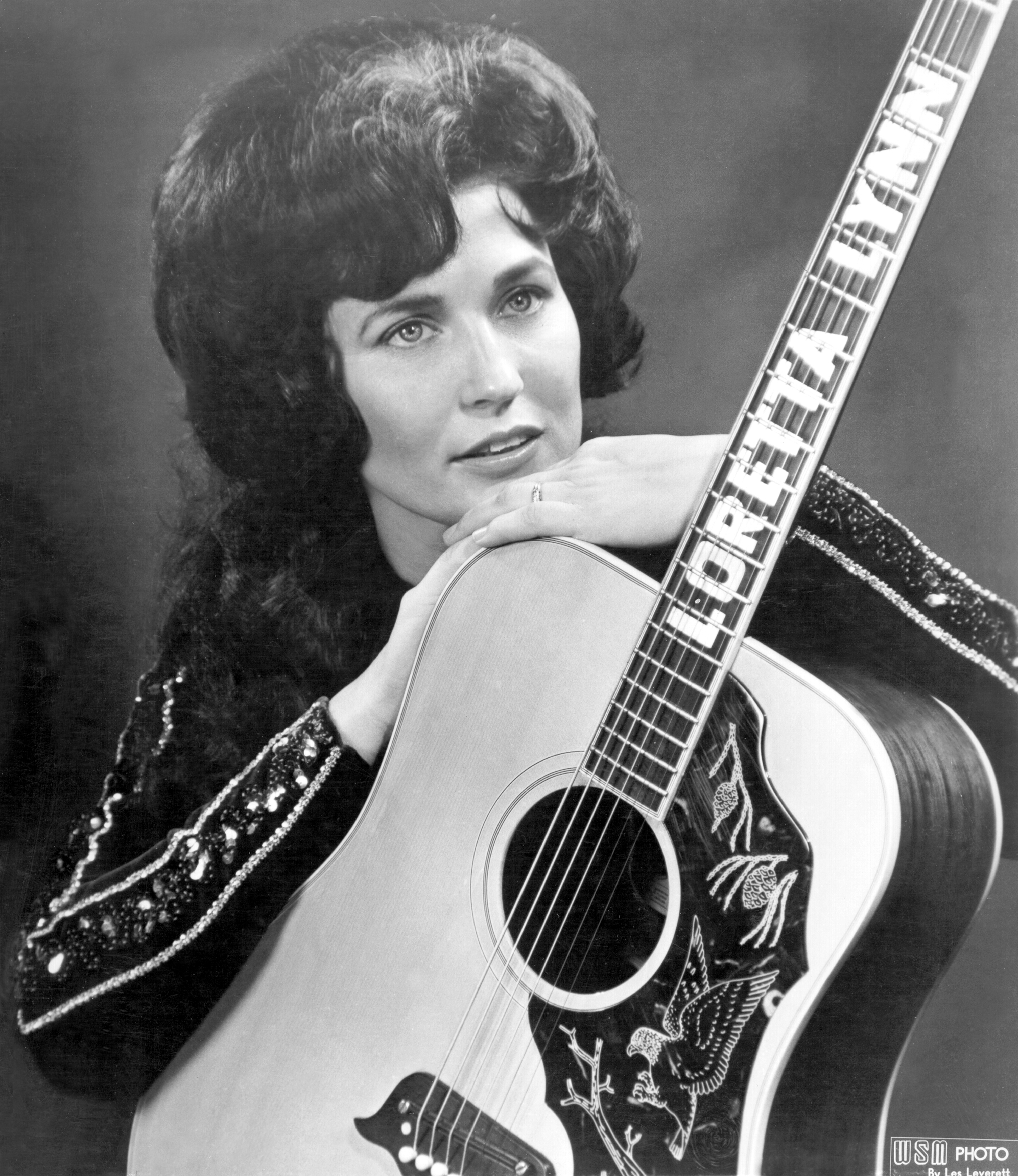 Loretta Lynn poses for a portrait holding a guitar circa 1961 in Nashville, Tennessee | Source: Getty Images