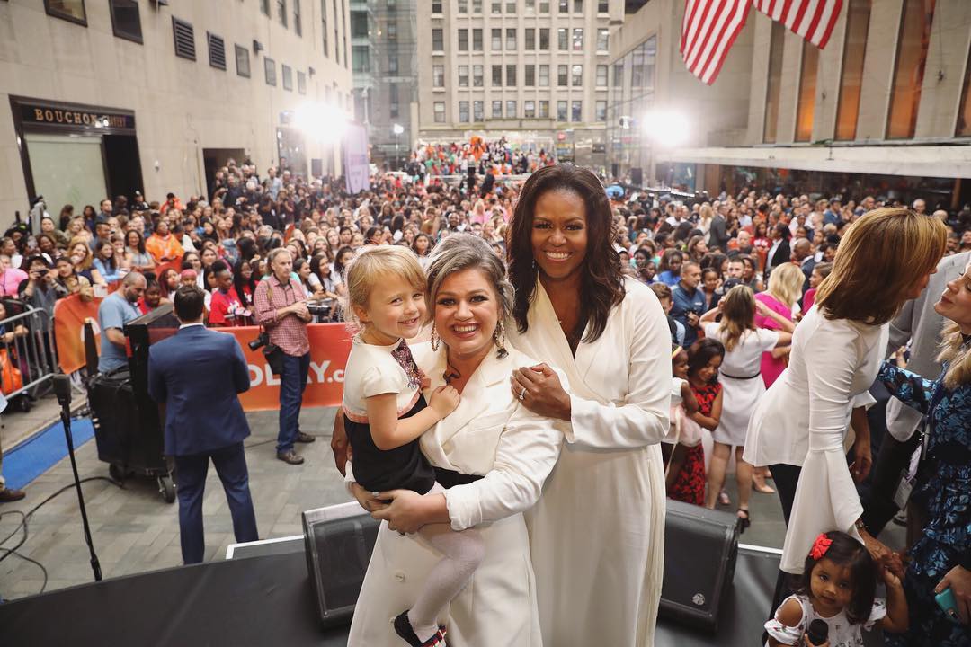 River Blackstock with Kelly Clarkson and Michelle Obama from a post dated October 11, 2018. | Source: Instagram/kellyclarkson