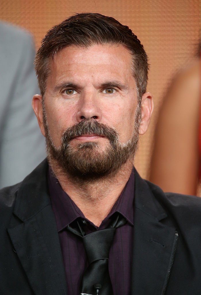 L'acteur Lorenzo Lamas sur scène pendant la table ronde "The Celebrity Apprentice" lors de la partie NBC/Universal de la tournée TCA de l'hiver 2015 à l'hôtel Langham le 16 janvier 2015 à Pasadena, Californie. | Photo : Getty Images