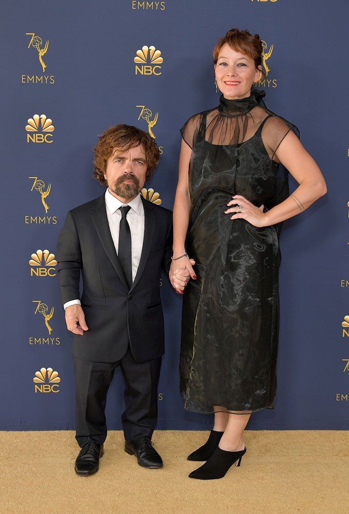 Peter Dinklage et sa femme Erica Schmidt arrivant aux Emmy Awards de 2018 à Los Angeles. l Source : Getty Images Peter Dinklage et sa femme Erica Schmidt arrivant aux Emmy Awards de 2018 à Los Angeles. l Source : Getty Images