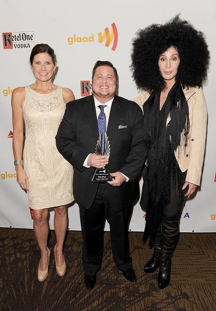 L'acteur Chaz Bono, sa mère Cher et sa compagne Jennifer Elia | Photo : Getty Images