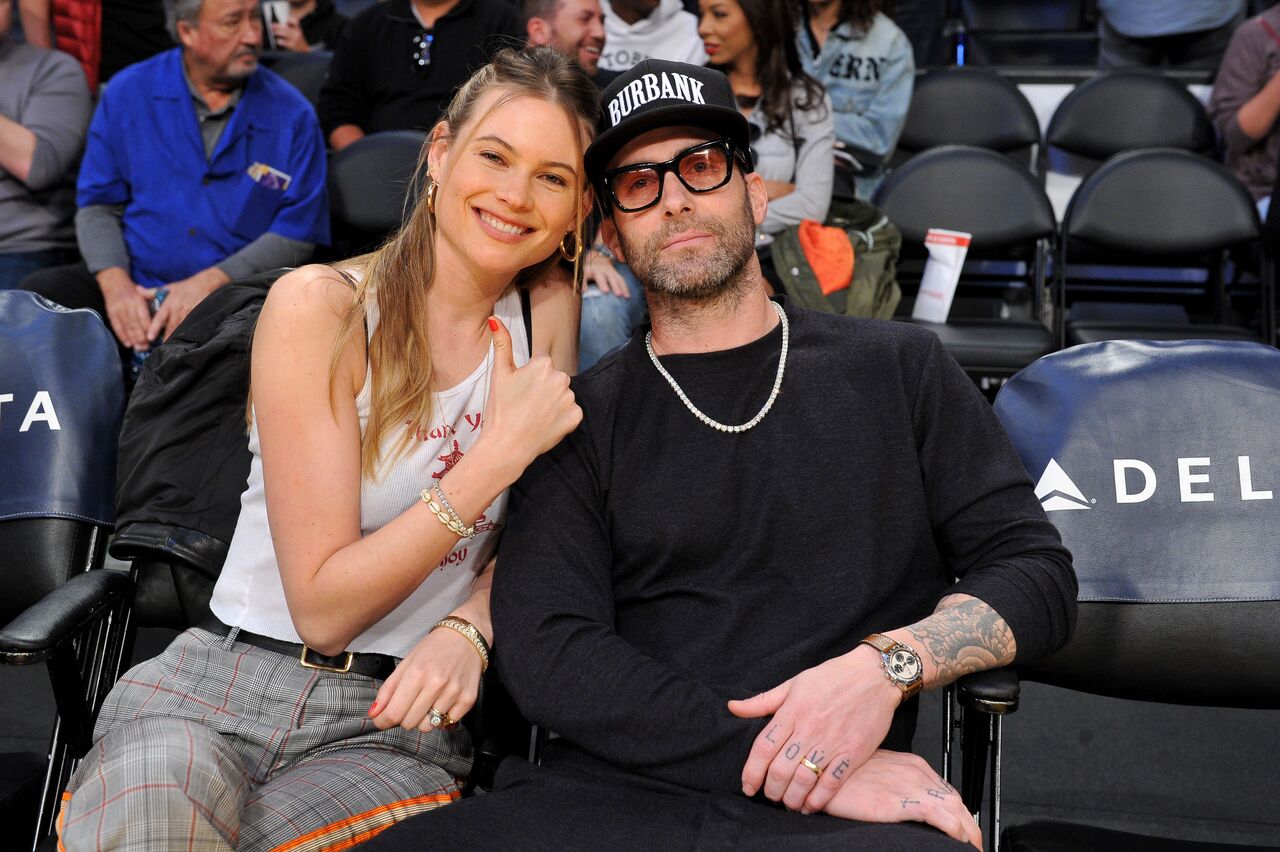 Behati Prinsloo and Adam Levine attend a basketball game between the Los Angeles Lakers and the Phoenix Suns. | Source: Getty Images