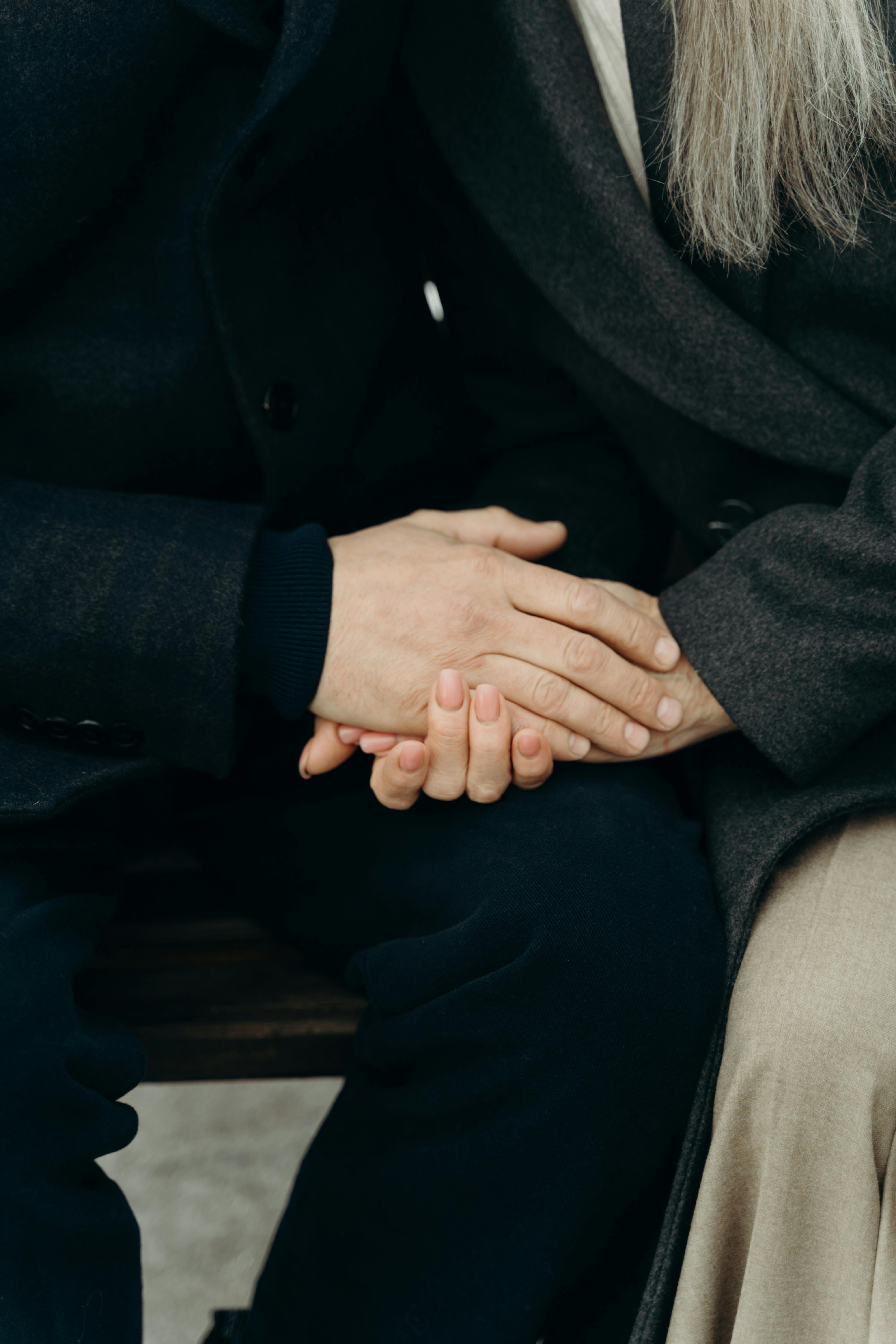 A man and woman holding hands | Source: Pexels