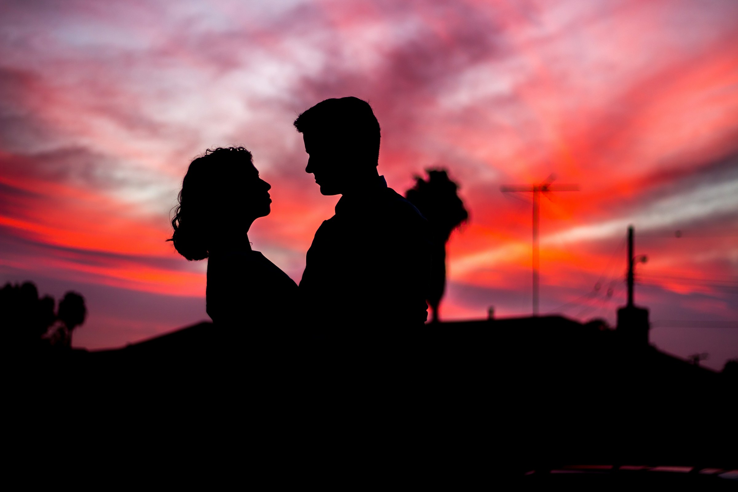 Silhouette of a couple staring at each other | Source: Unsplash