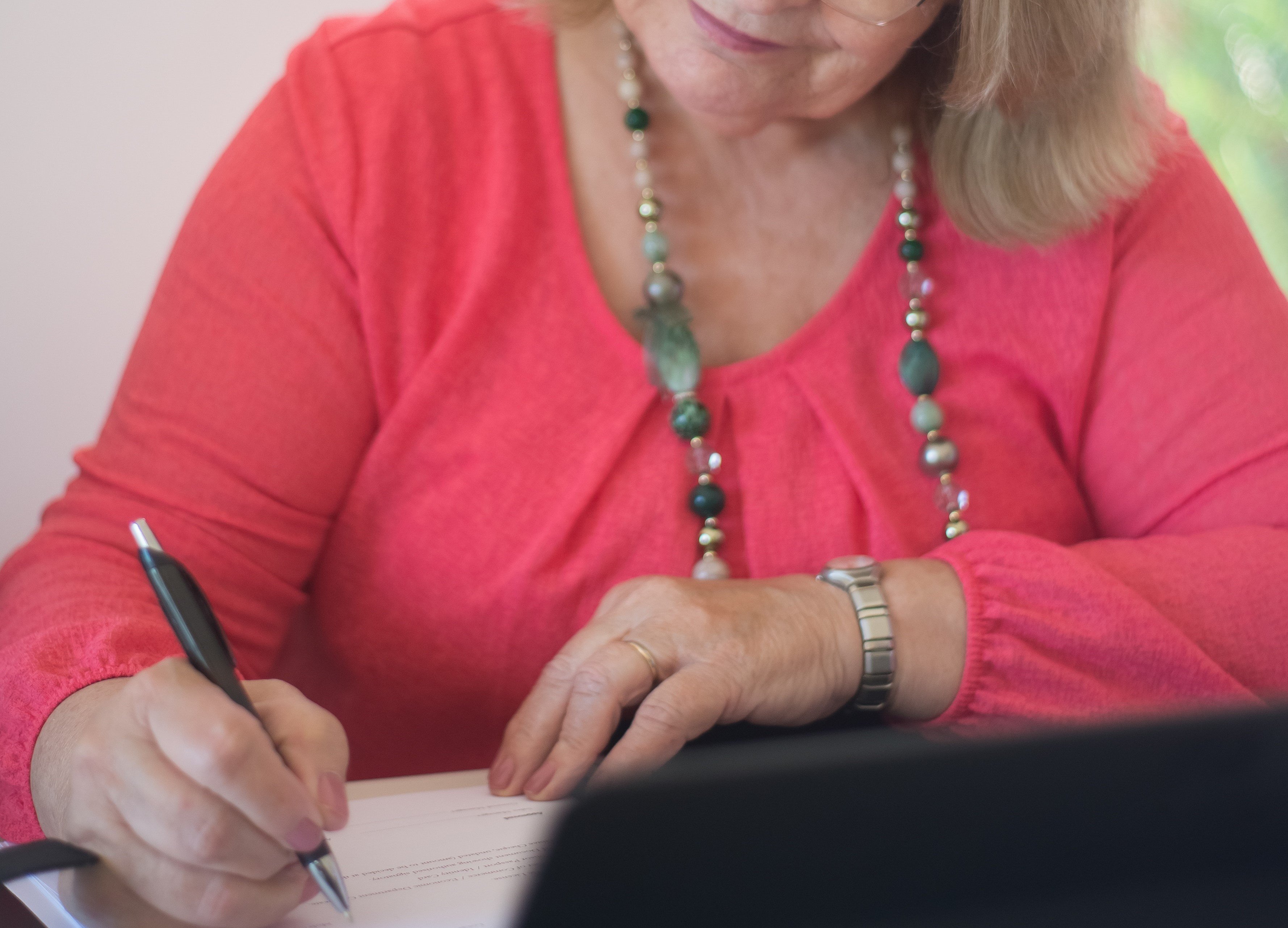 A woman signing papers | Photo: Pexels