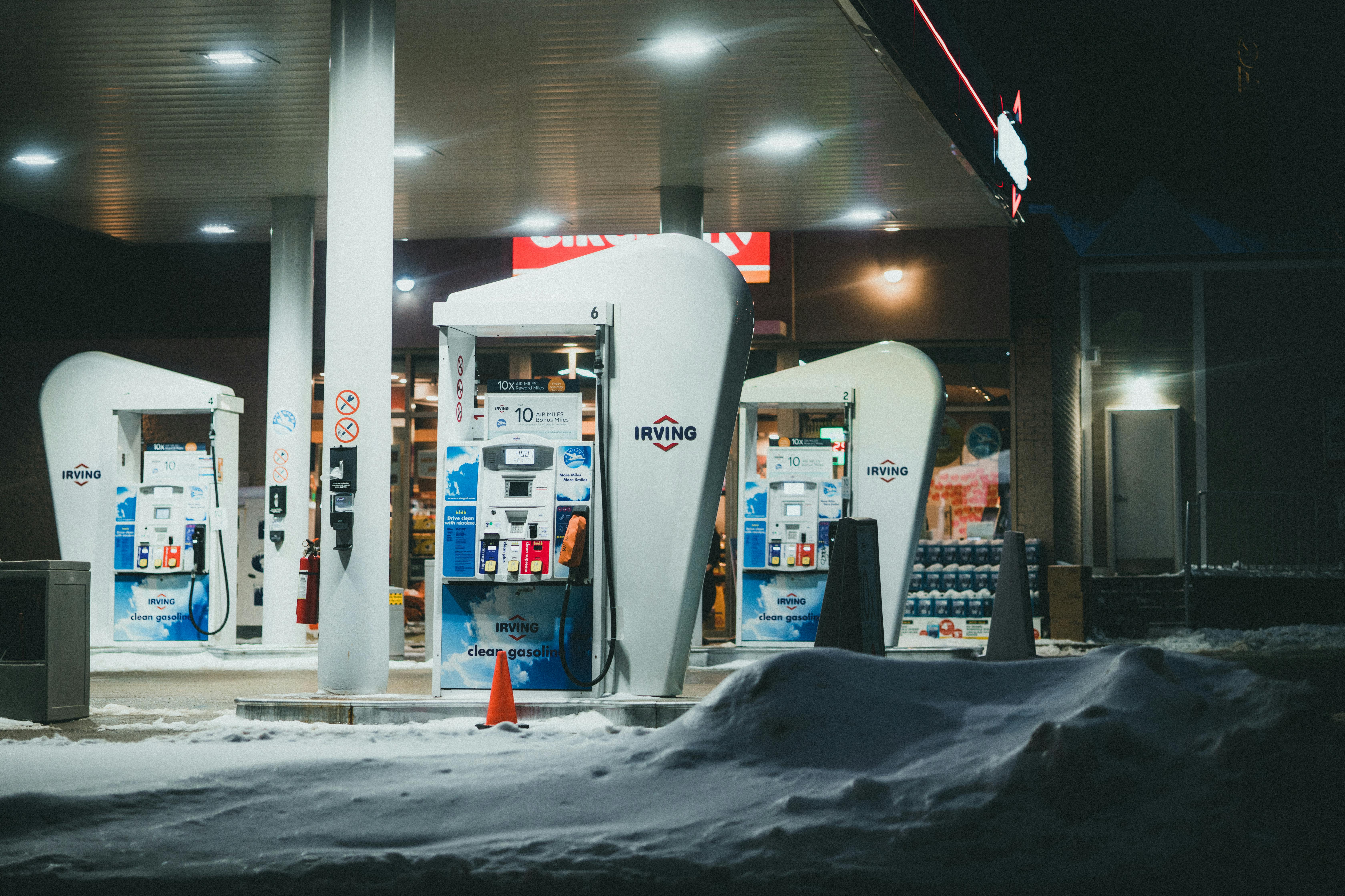 A gas station in snowy weather | Source: Pexels