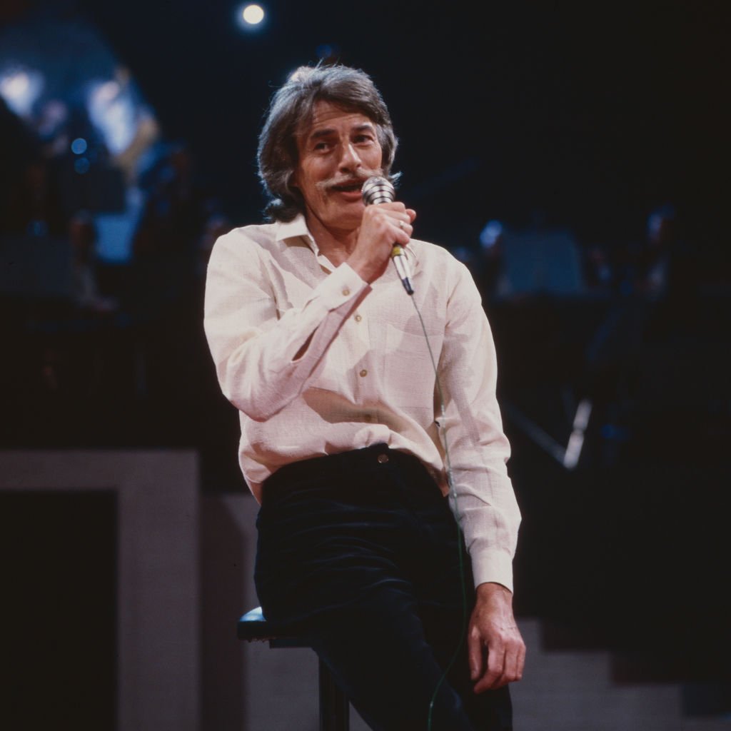 Jean Ferrat, chanteur et compositeur français, lors d'une apparition dans l'émission musicale "Liedercircus", Allemagne 1982. | Photo : Getty Images