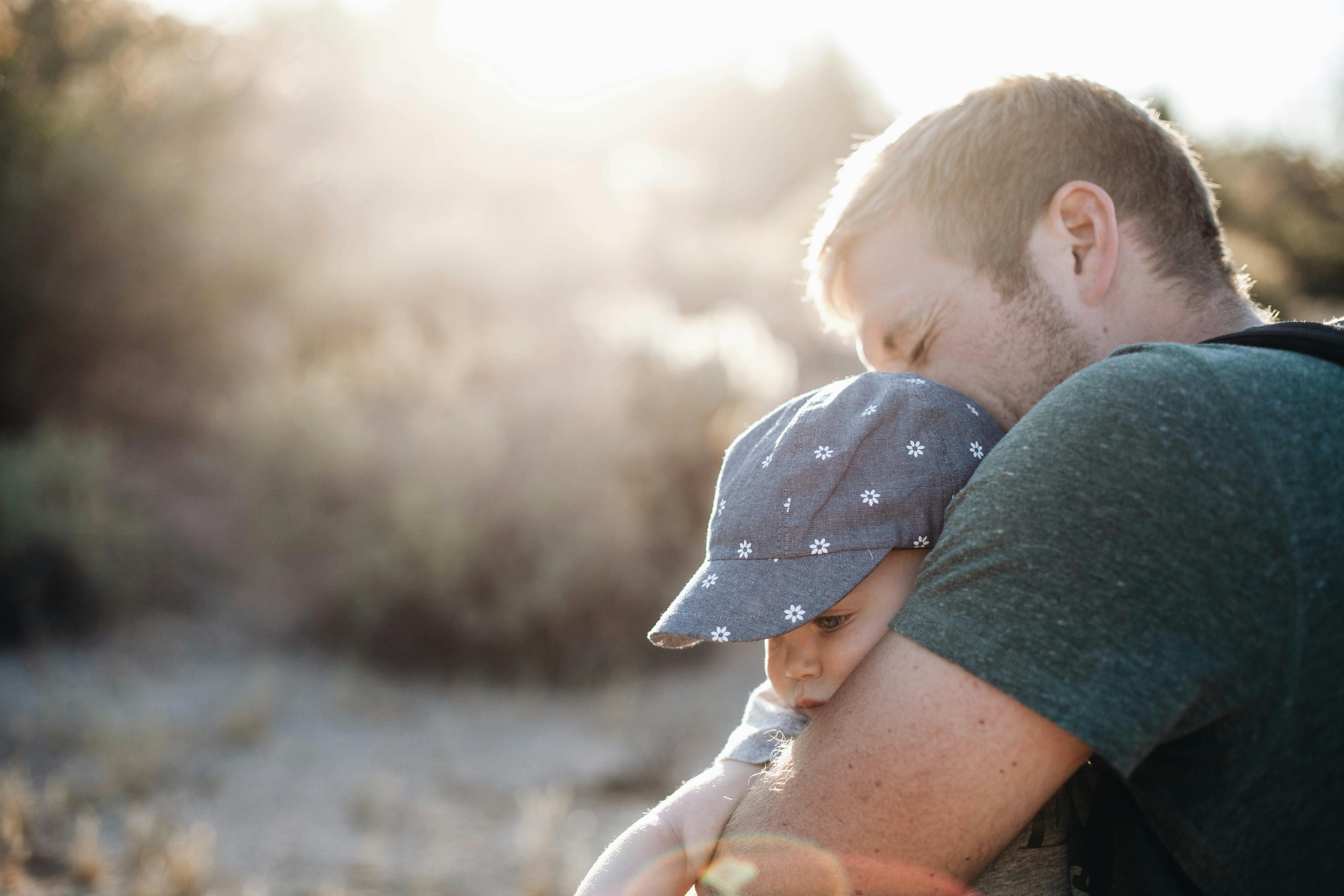 A father holding his baby | Source: Pexels