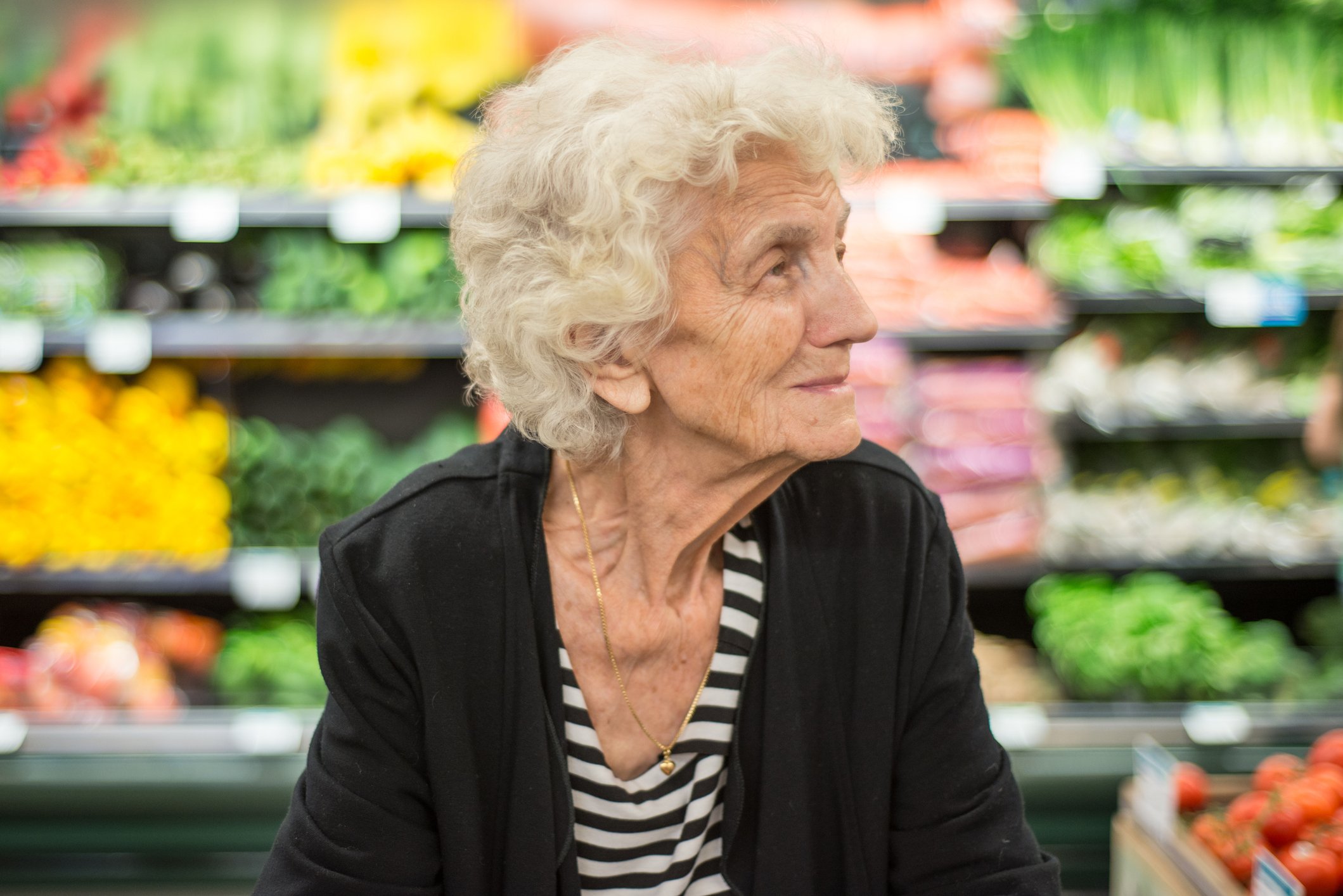 Anciana mira a su alrededor en un supermercado. | Foto: Getty Images