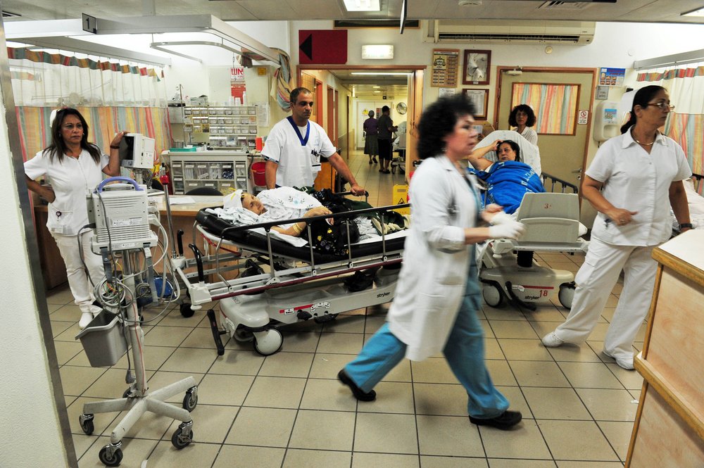 Enfermeros trabajando en una sala de emergencias en un hospital en Brasil. I Foto: Shutterstock