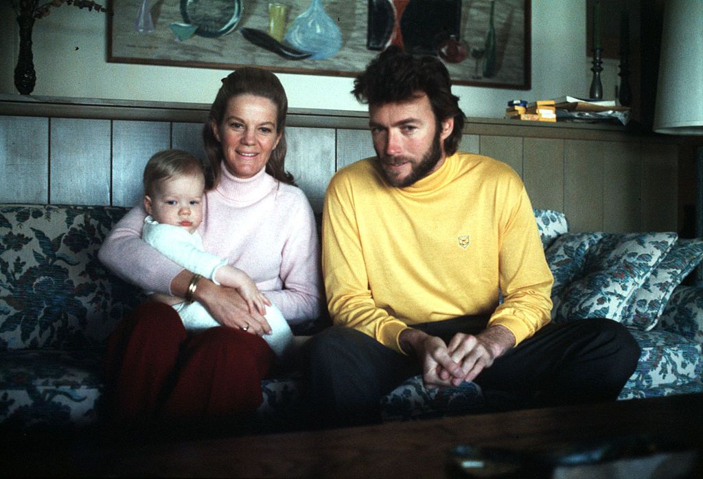 Clint Eastwood, Maggie Johnson y su bebé en 1969. | Foto: Getty Images