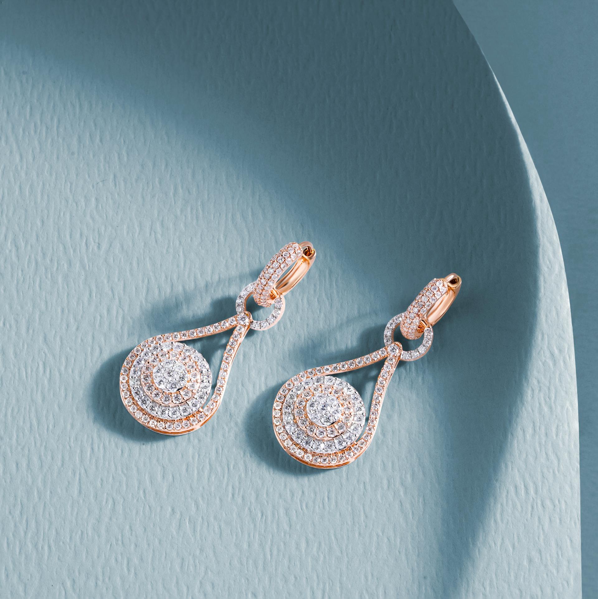 A pair of diamond earrings | Source: Pexels
