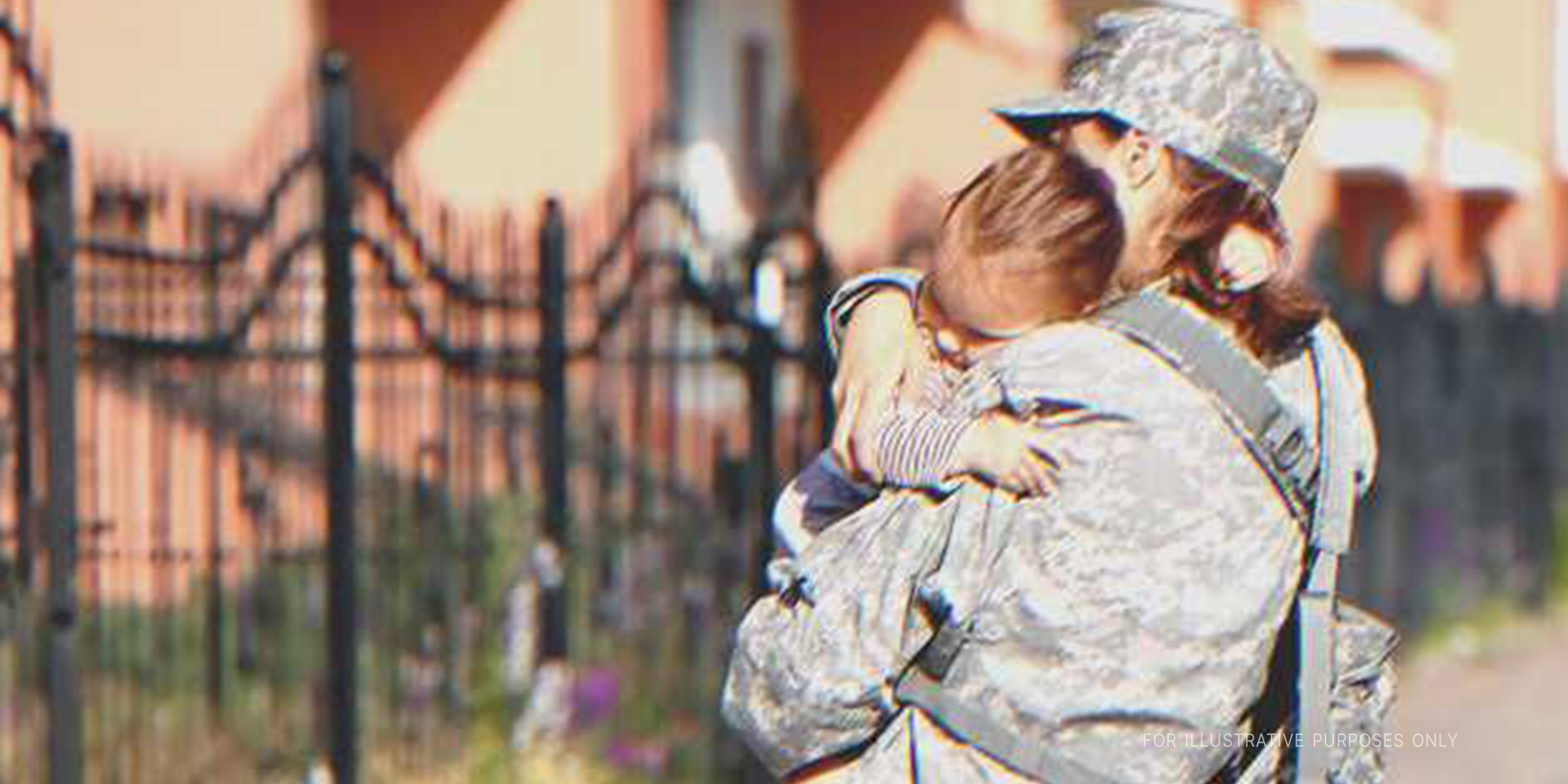 Mujer militar abrazando a una bebé. | Foto: Shutterstock