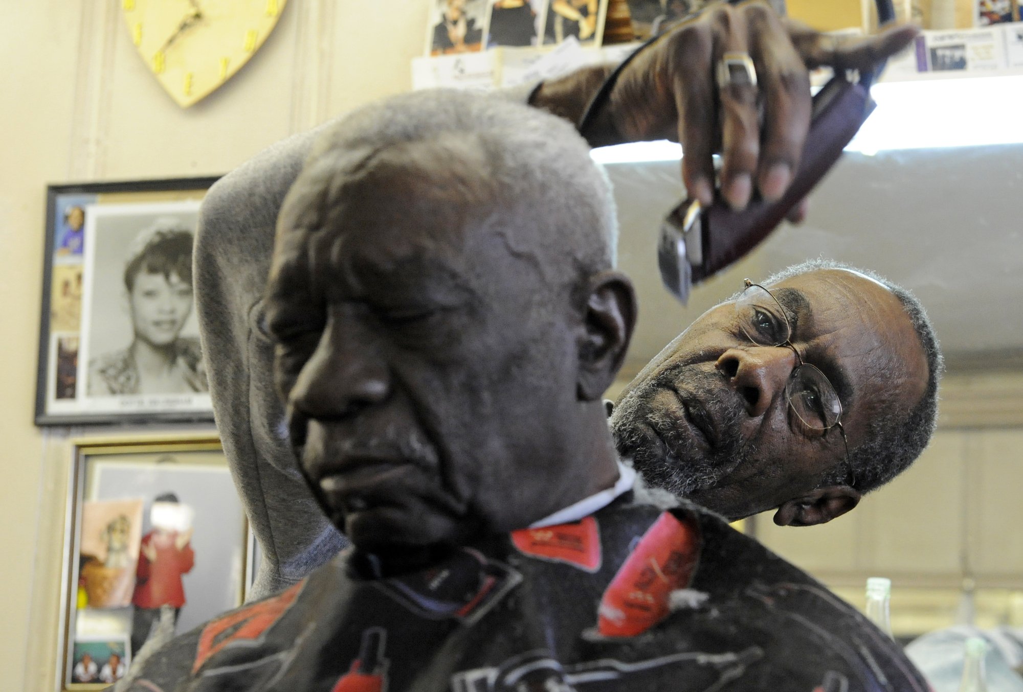 Vernon Winfrey cuts Henray Ray's hair at a Nashville barbershop that is owned by Vernon, in Nashville. | Source: Getty Images