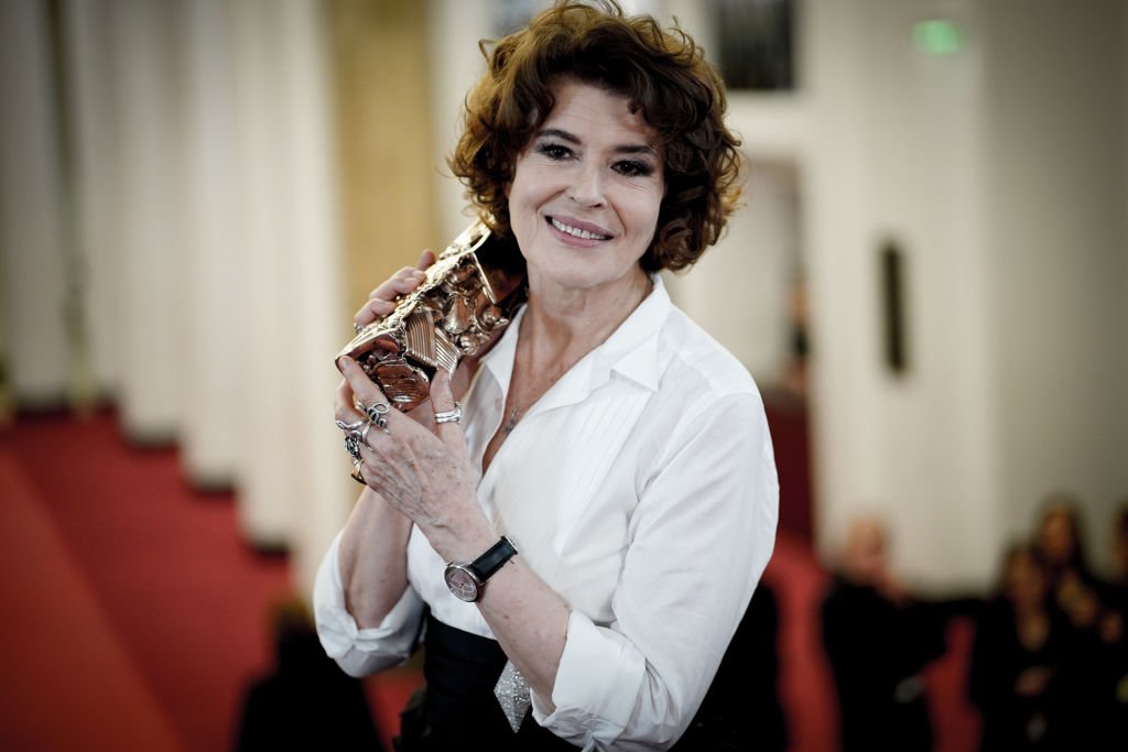 Fanny Ardant pose avec la meilleure actrice dans un second rôle pour le film 'La Belle Epoque' lors de la cérémonie des César Film Awards 2020 à la salle Pleyel en février 28, 2020 à Paris, France. | Photo : Getty Images.