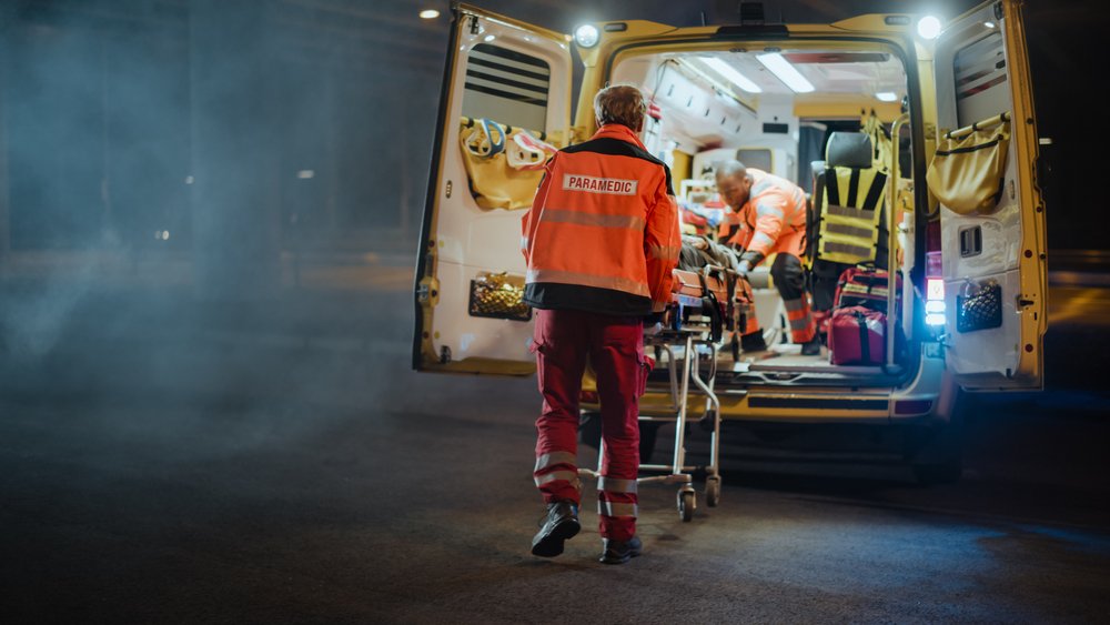 Paramédicos metiendo una persona en la ambulancia. | Foto: Shutterstock