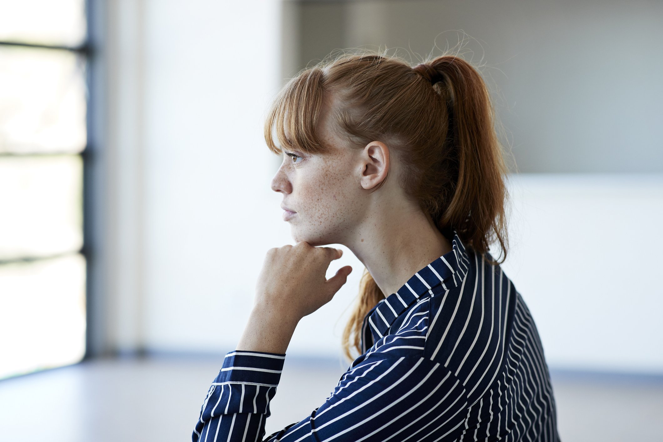 Une femme regardant tristement par la fénêtre | source : Getty Images