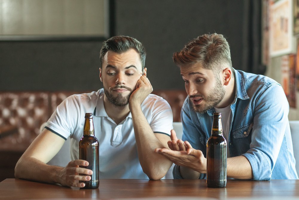 Two friends are at a bar together | Photo: Shutterstock