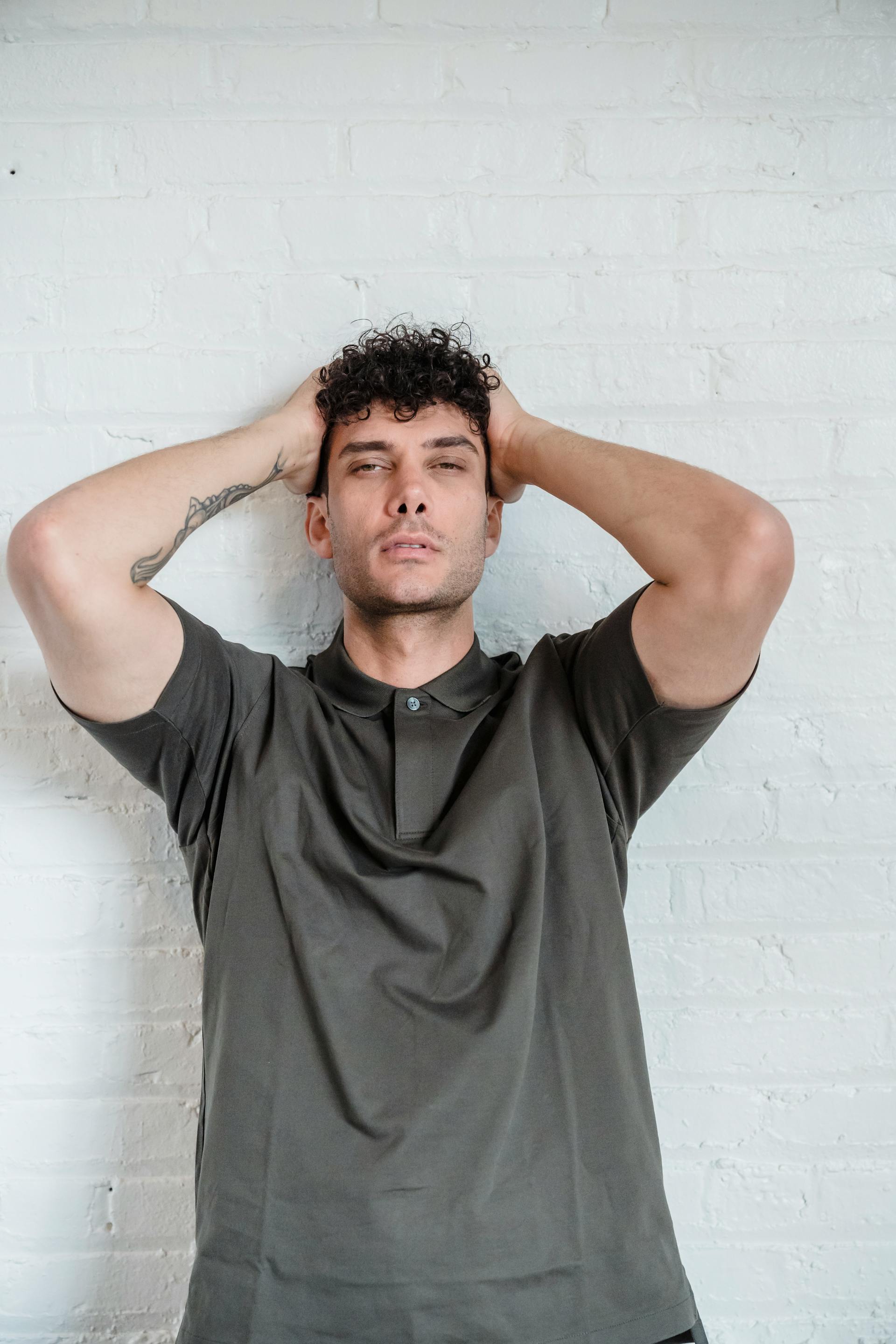 A man holding his head | Source: Pexels