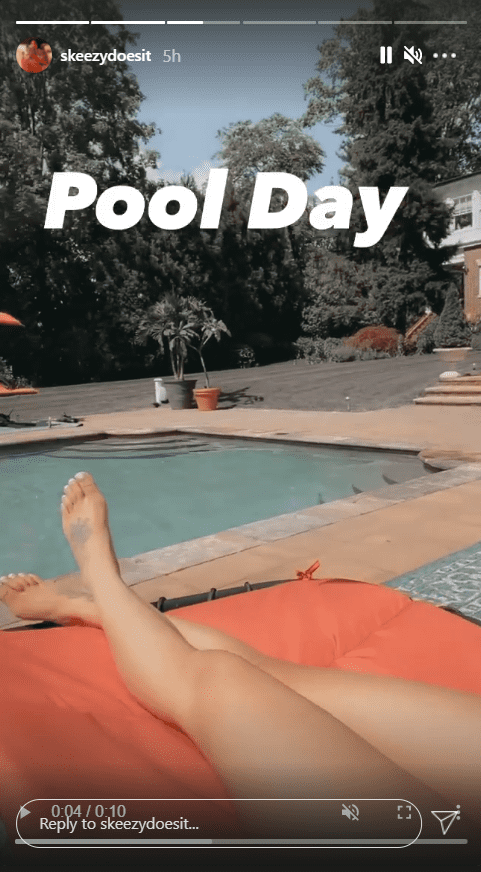 Actress Whoopi Goldberg's granddaughter enjoying at a pool side | Photo: Instagram/skeezydoesit