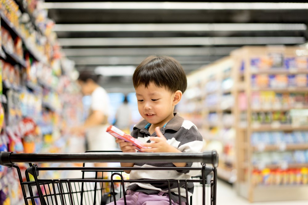 Niño en carrito de supermercado. | Foto: Shutterstock.