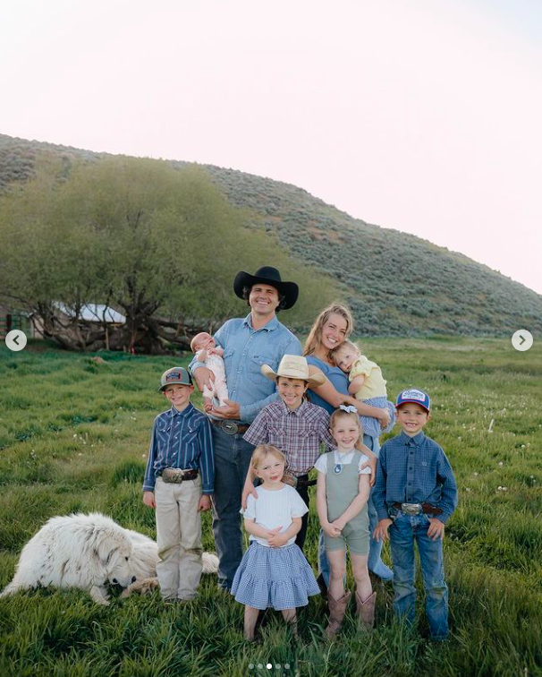 Hannah and Daniel Neeleman with their kids, posted on June 10, 2022 | Source: Instagram/ballerinafarm