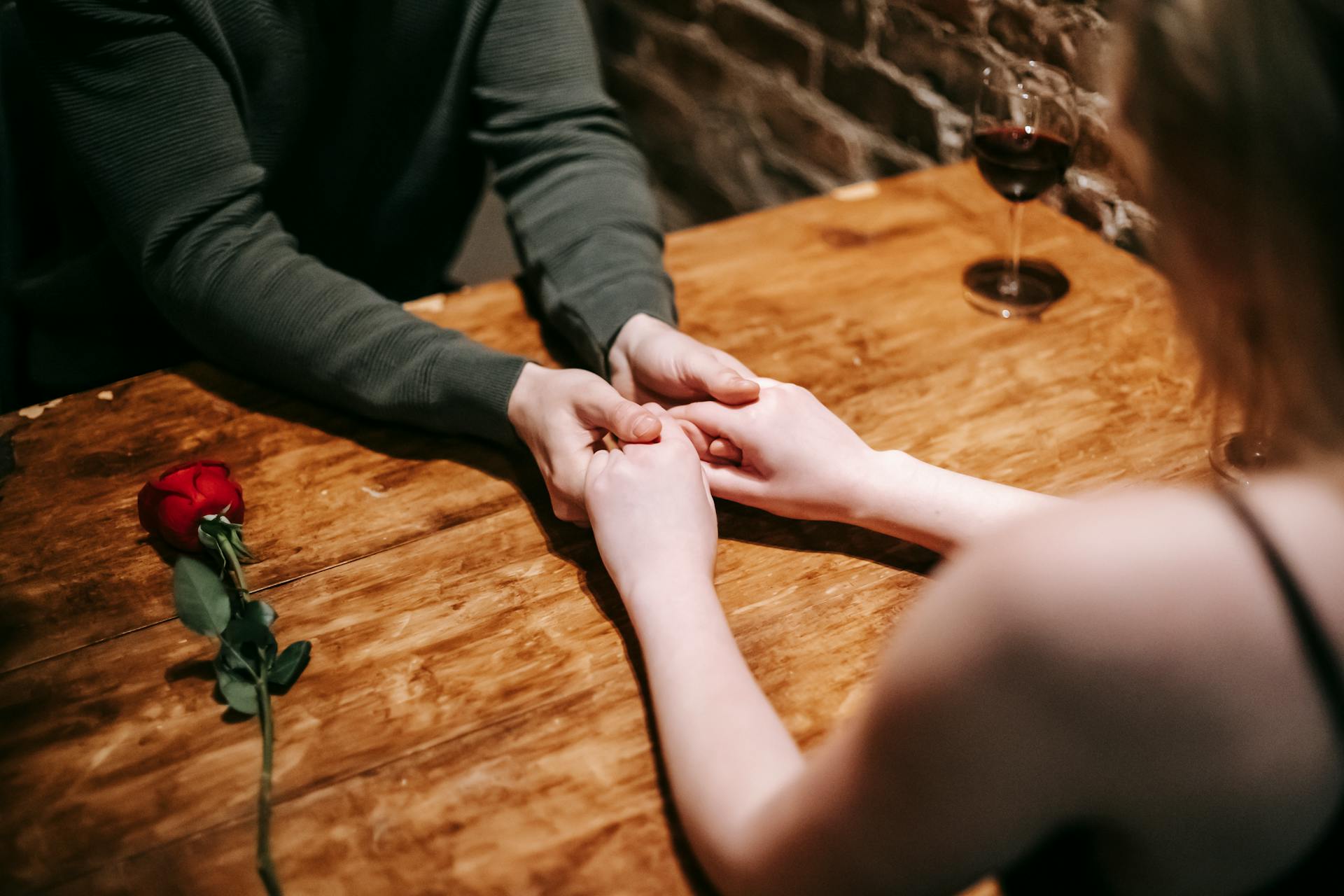 Couple on a date holding hands | Source: Pexels