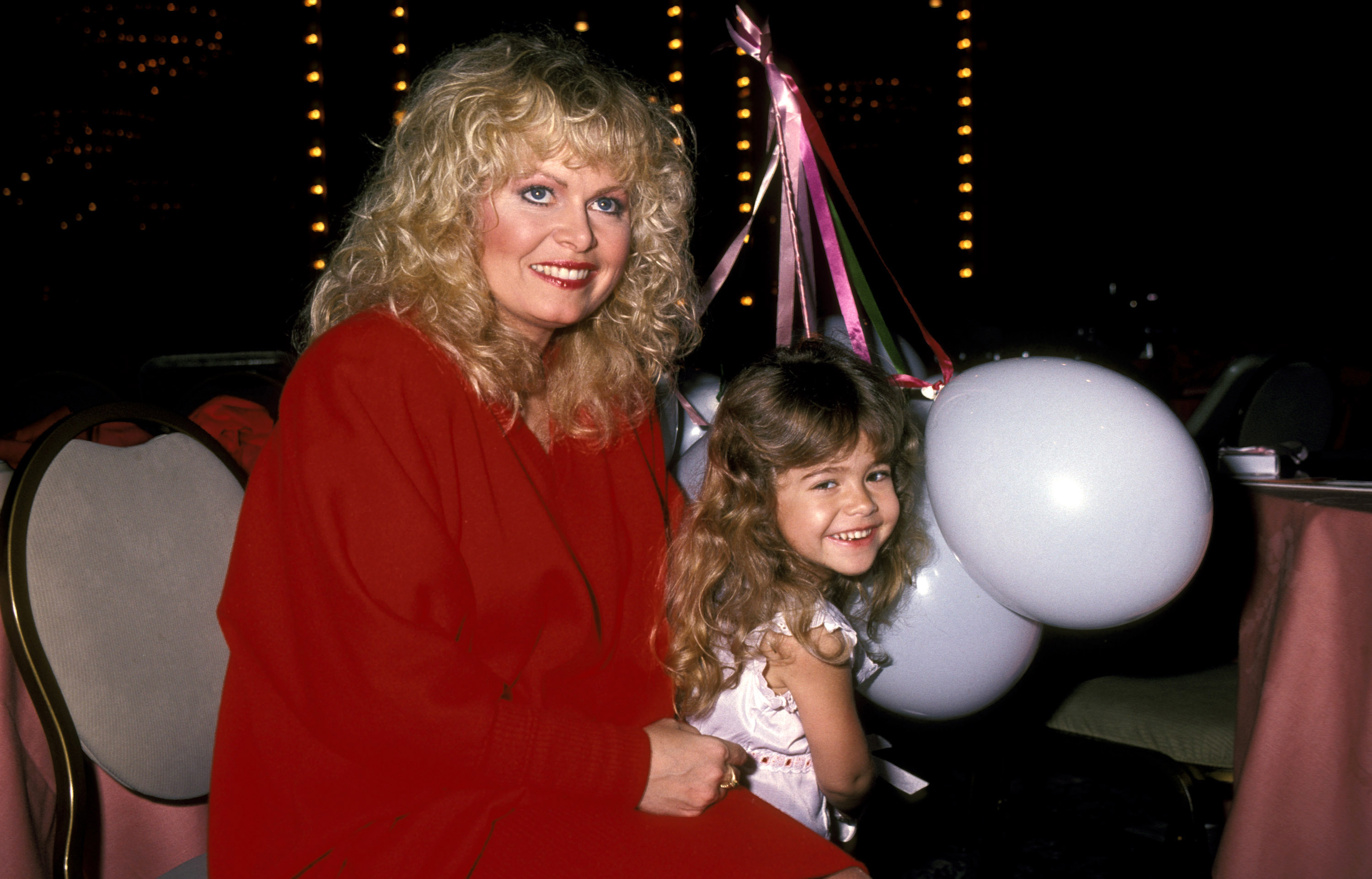 Sally Struthers and her daughter Samantha Rader during Young Musicians Foundation Celebrity Mother-Daughter Fashion Show in 1983 in Beverly Hills, California | Source: Getty Images