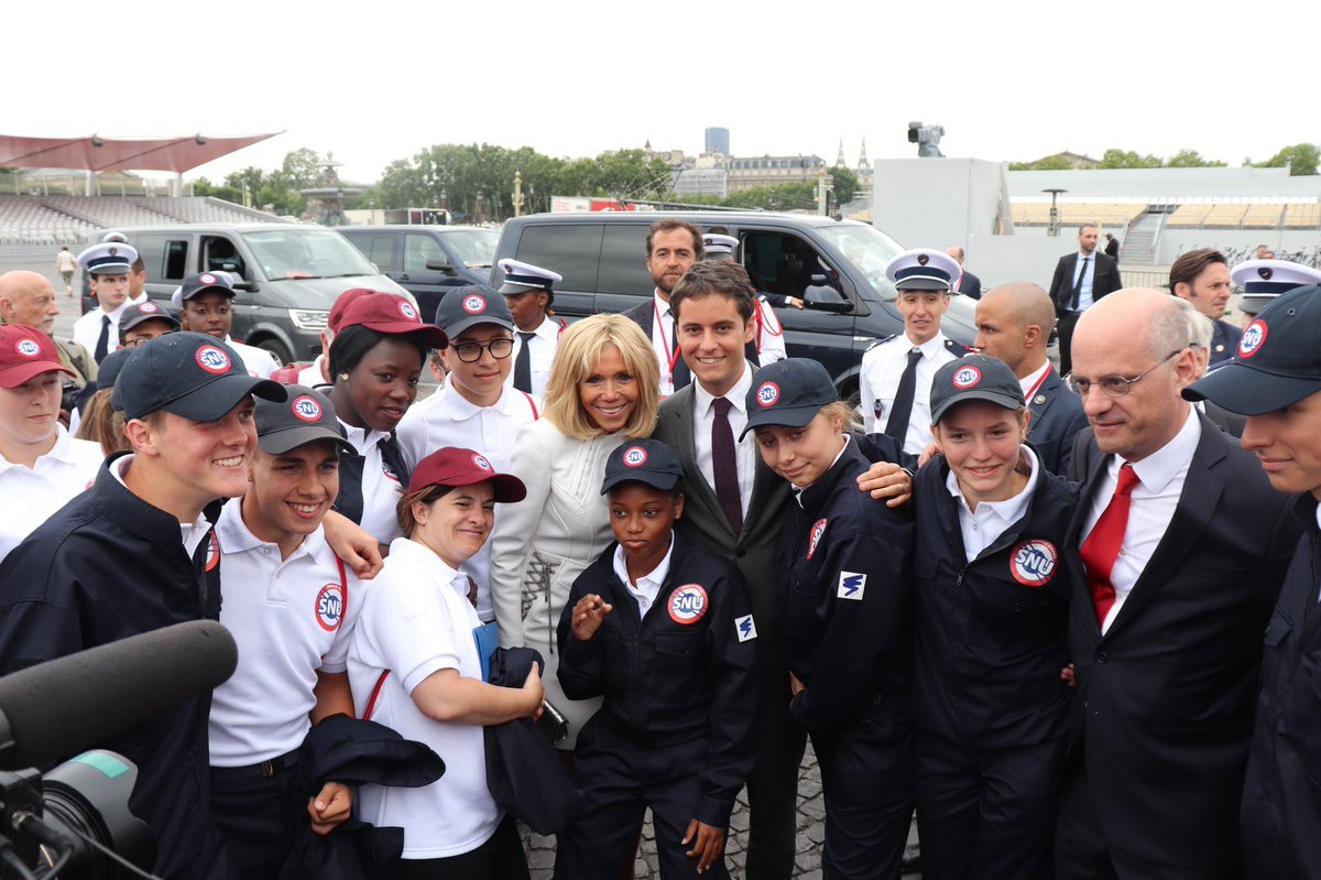 Le selfie de Brigitte Macron avec de nouvelles recrues du Service national universel | Source: Twitter Gabriel Attal