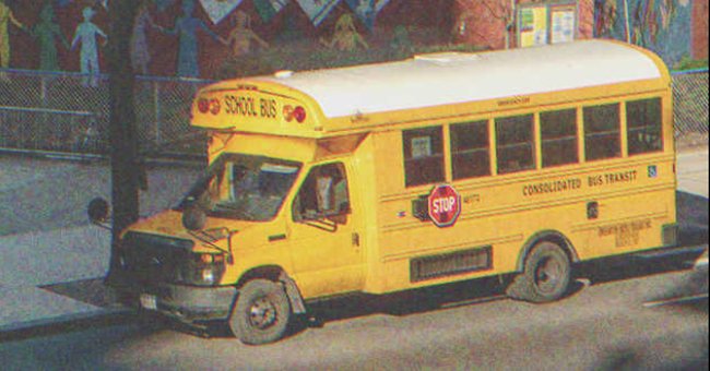 Autobús escolar transitando por una avenida. | Foto: Shutterstock