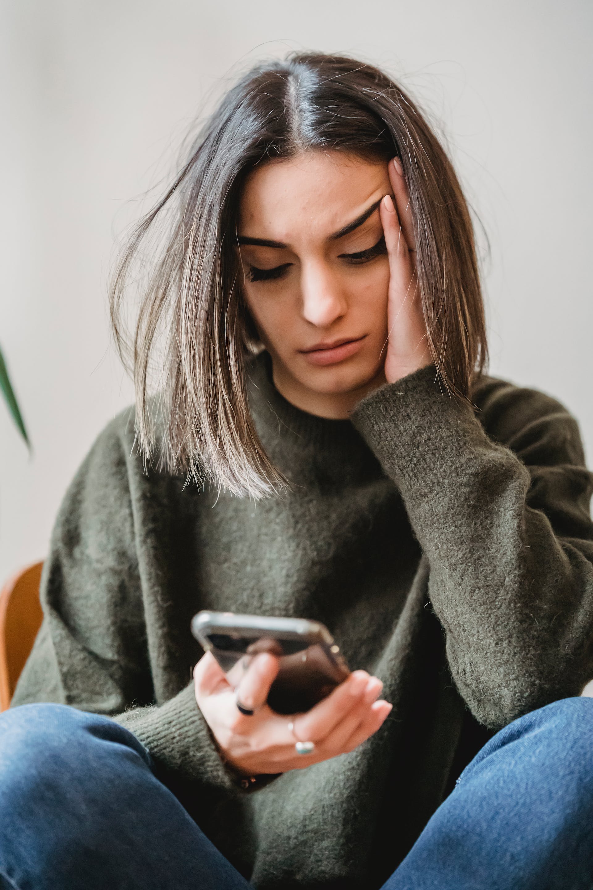 A concerned woman using a phone | Source: Pexels