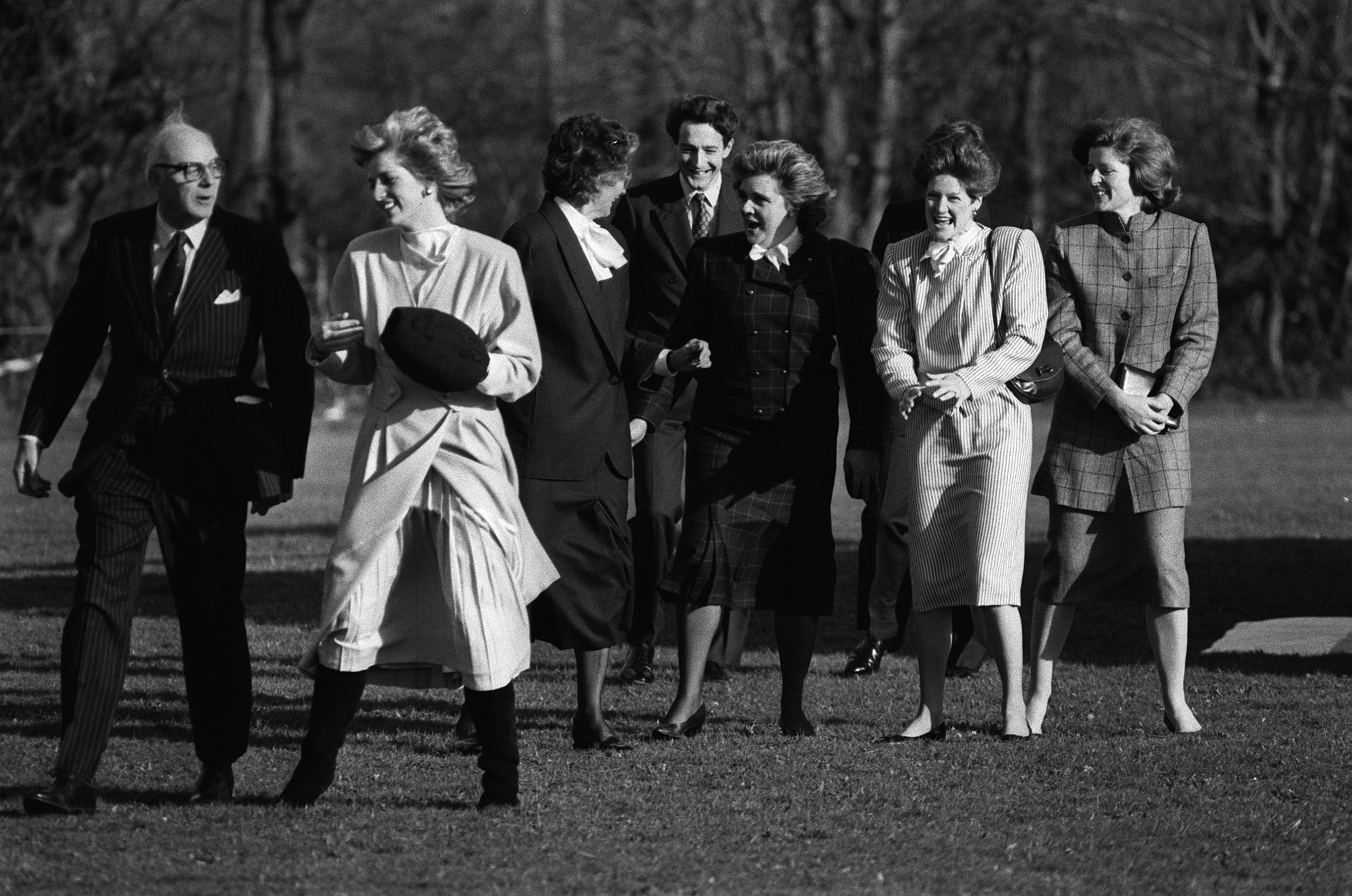 La princesa de Gales regresa a su escuela, West Heath en Seven Oaks, junto a sus dos hermanas Lady Sarah McCorquodale y Lady Jane Fellowes. | Foto: Getty Images