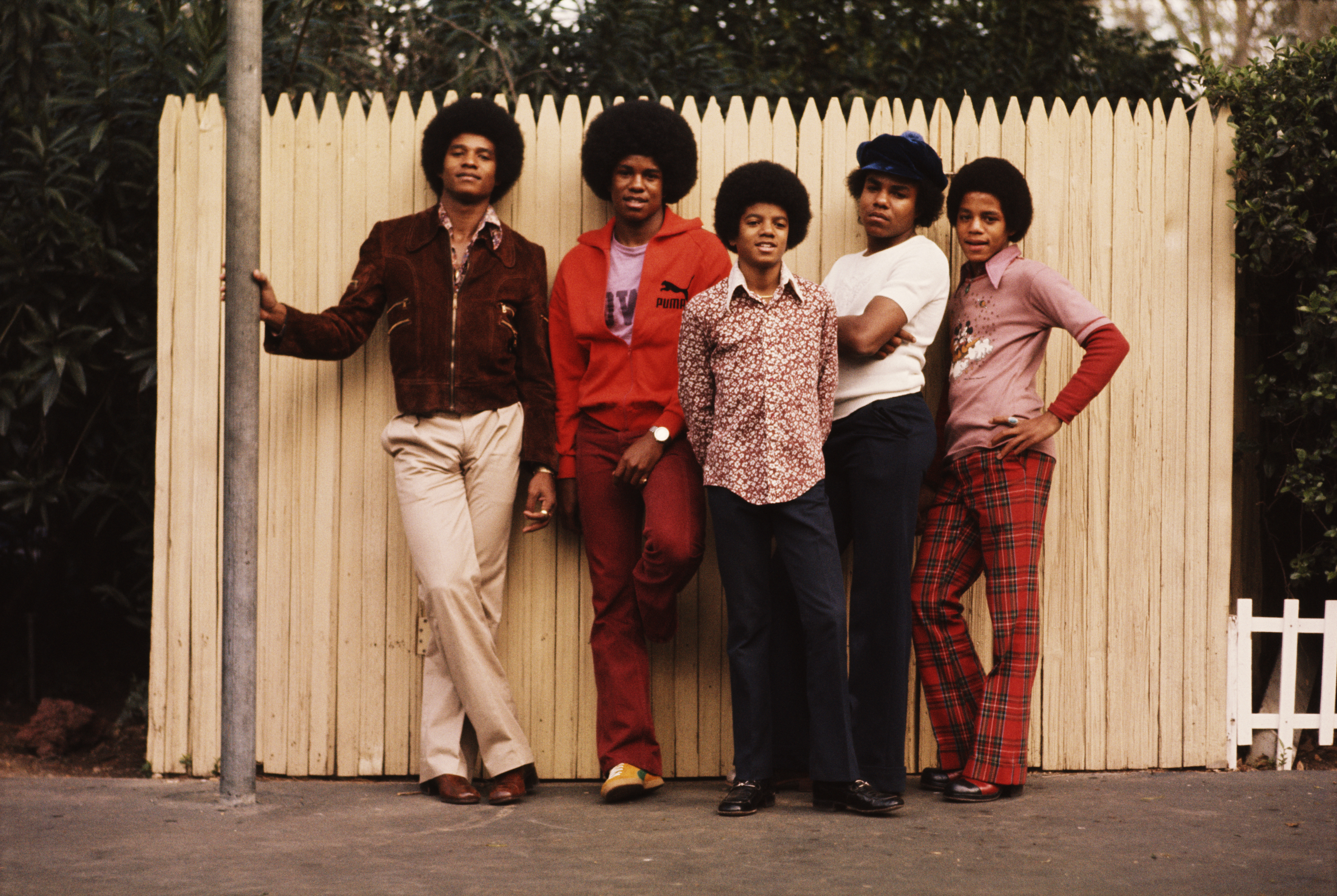 Jackie, Jermaine, Michael, Tito, and Marlon Jackson pose for a portrait in the backyard of their Los Angeles home in 1972 | Source: Getty Images