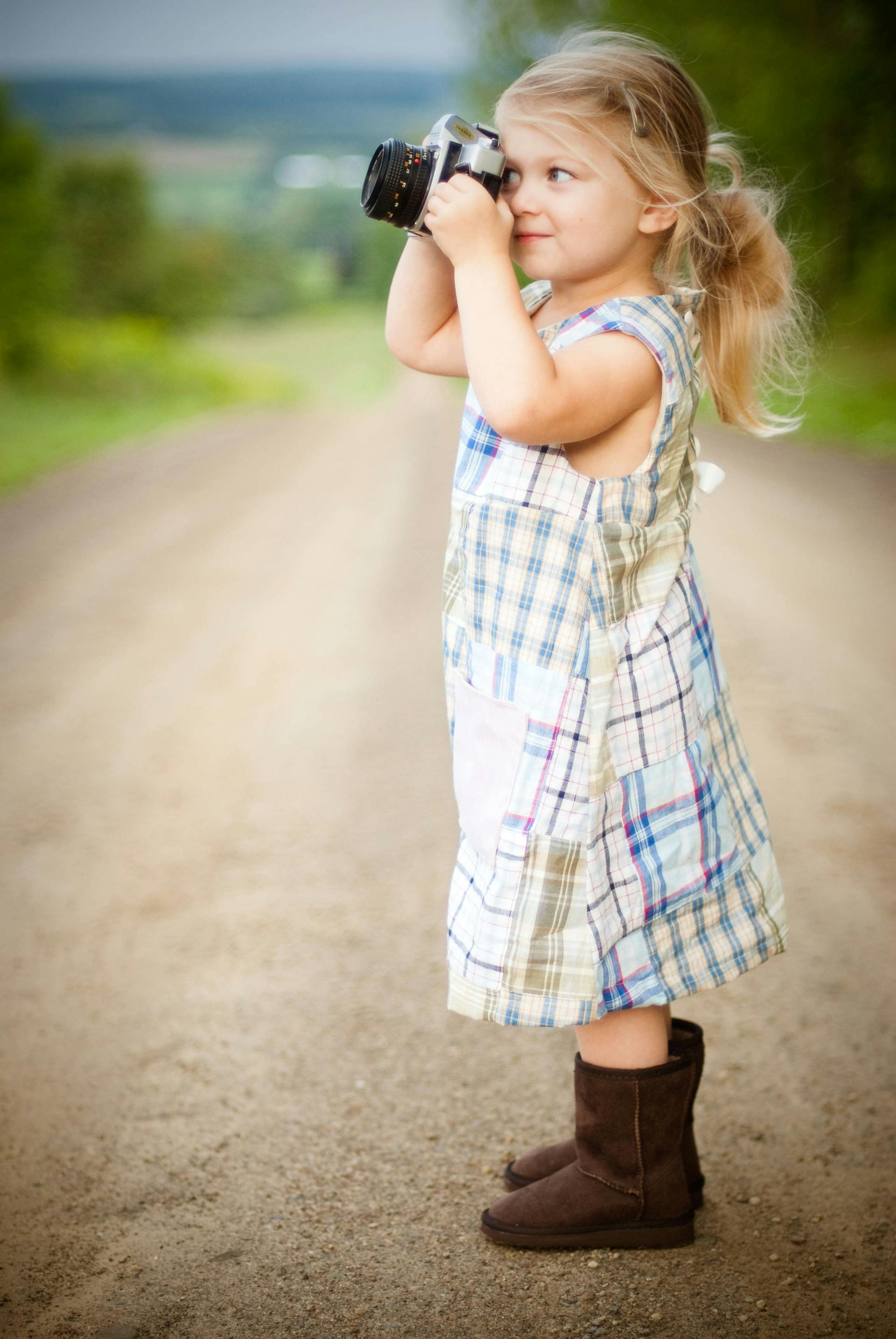 A little girl clicking a picture with her camera | Source: Pexels