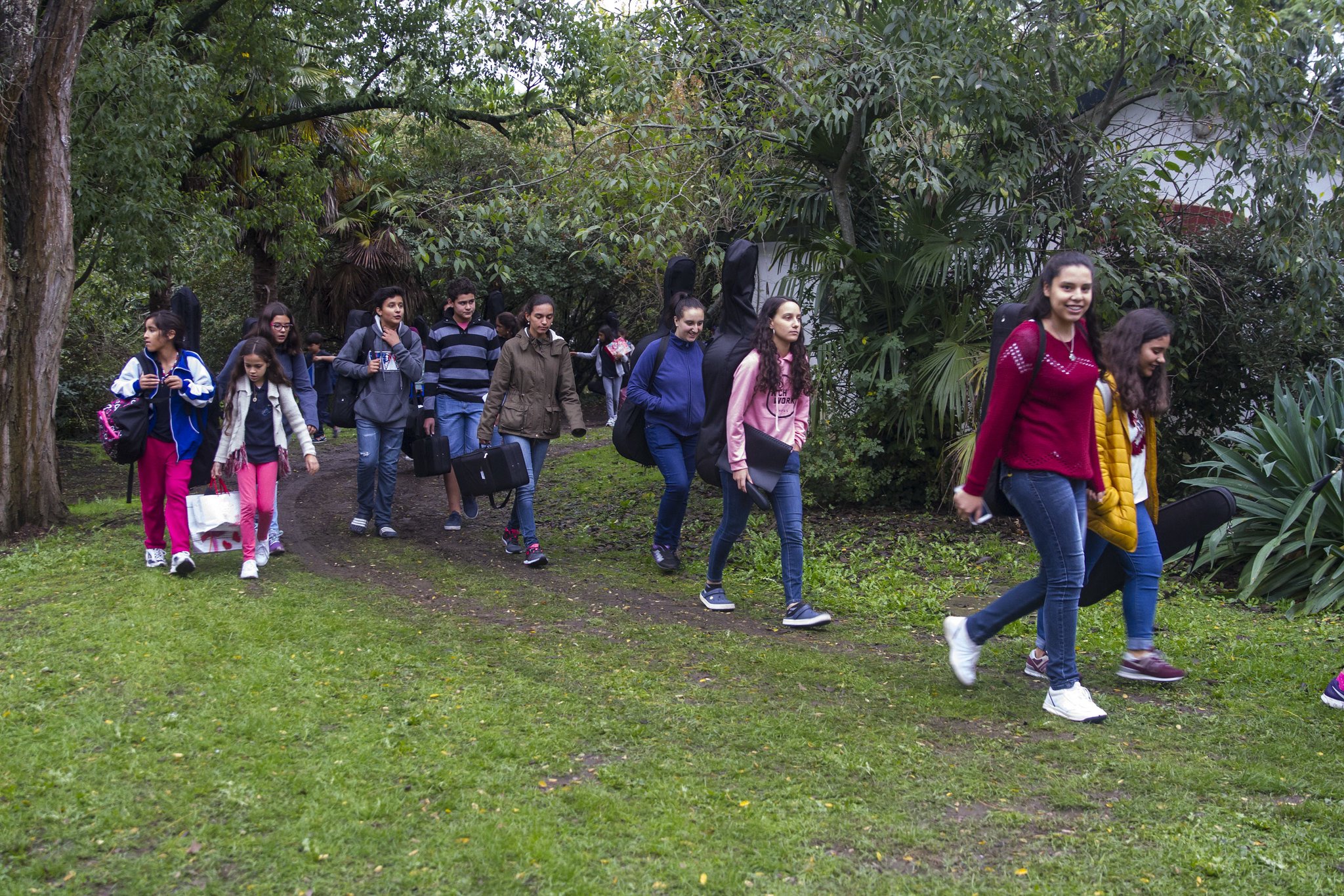 Grupo de niños caminando por el sendero de un campamento. | Imagen: Flickr