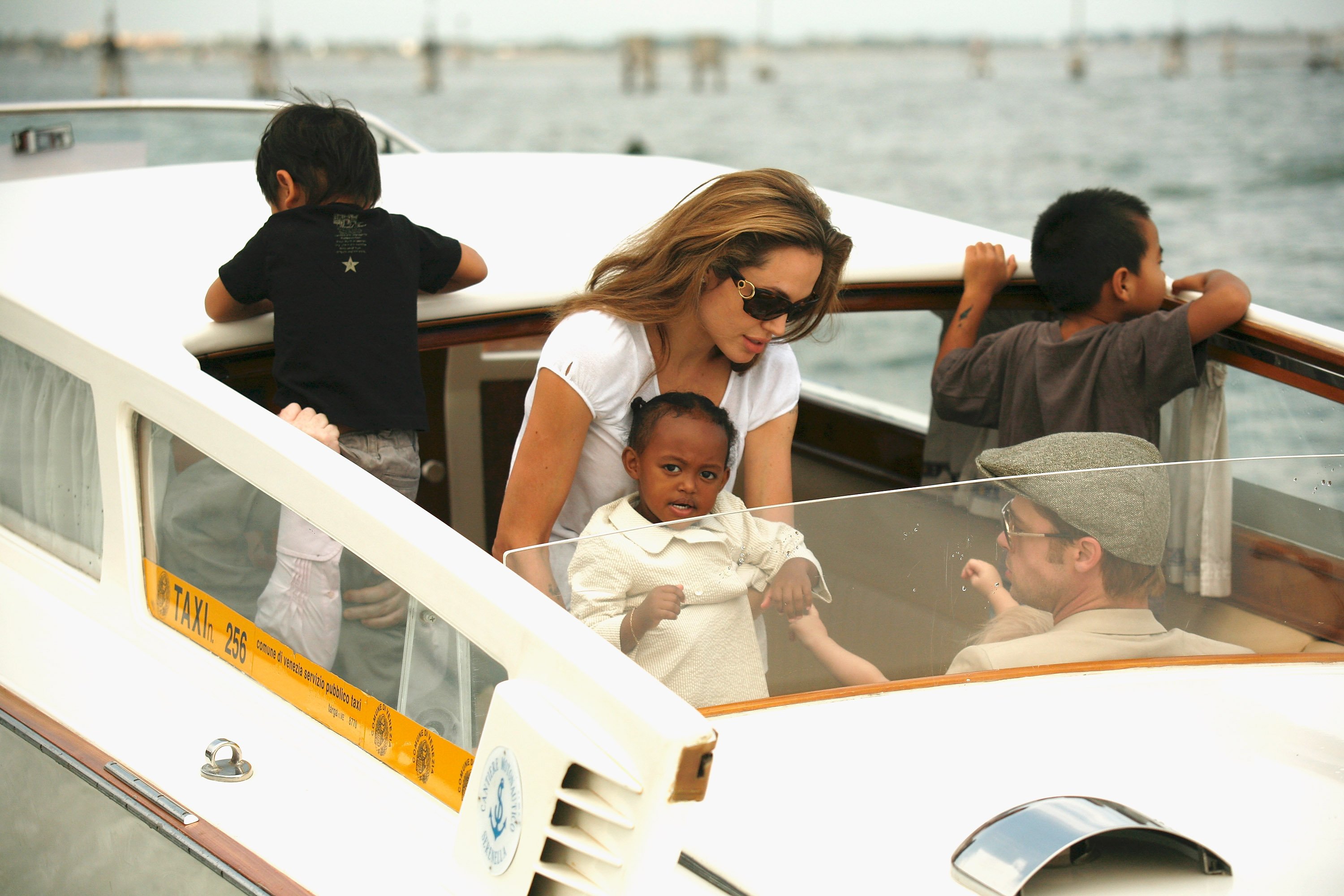 Angelina Jolie, Brad Pitt y sus hijos saliendo del Hotel Cipriani de Venecia en barco camino al aeropuerto de la ciudad, el 3 de septiembre de 2007 en Venecia. | Foto: Getty Images