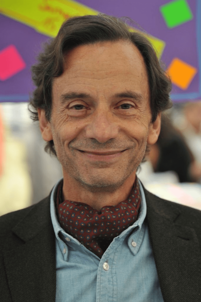 ST MAUR DES FOSSES, FRANCE - 19 JUIN : Olivier Barrot est un journaliste, écrivain, producteur et animateur de télévision Français. Il a dédicacé son livre au Salon du livre de poche de Saint Maur des Fosses, à Paris, le 19 juin 2011. | Photo : Getty Images ST MAUR DES FOSSES, FRANCE - 19 JUIN : Olivier Barrot est un journaliste, écrivain, producteur et animateur de télévision Français. Il a dédicacé son livre au Salon du livre de poche de Saint Maur des Fosses, à Paris, le 19 juin 2011. | Photo : Getty Images