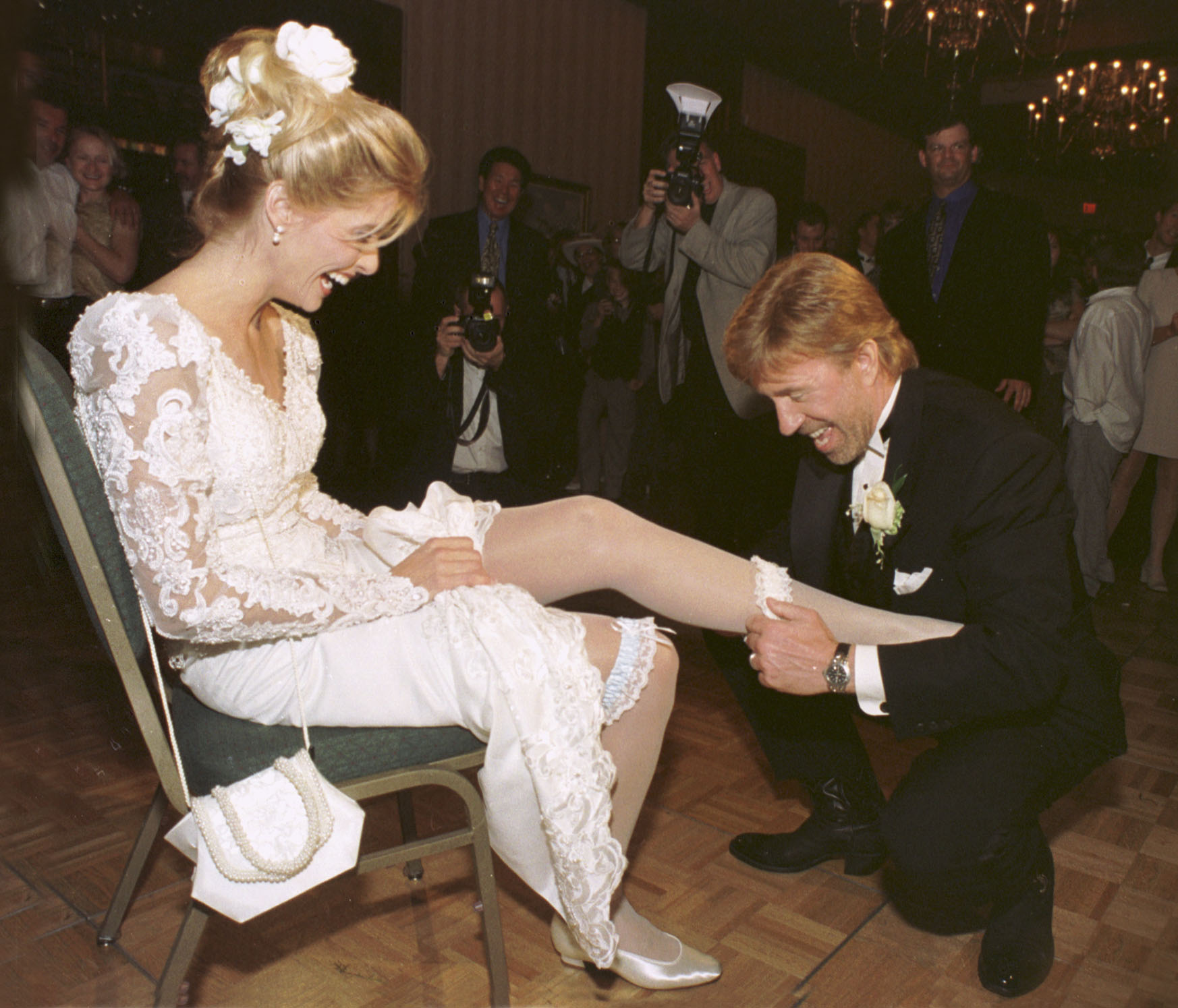 Chuck and Gena Norris celebrate their wedding in Carrollton, Texas on November 29, 1998. | Source: Getty Images