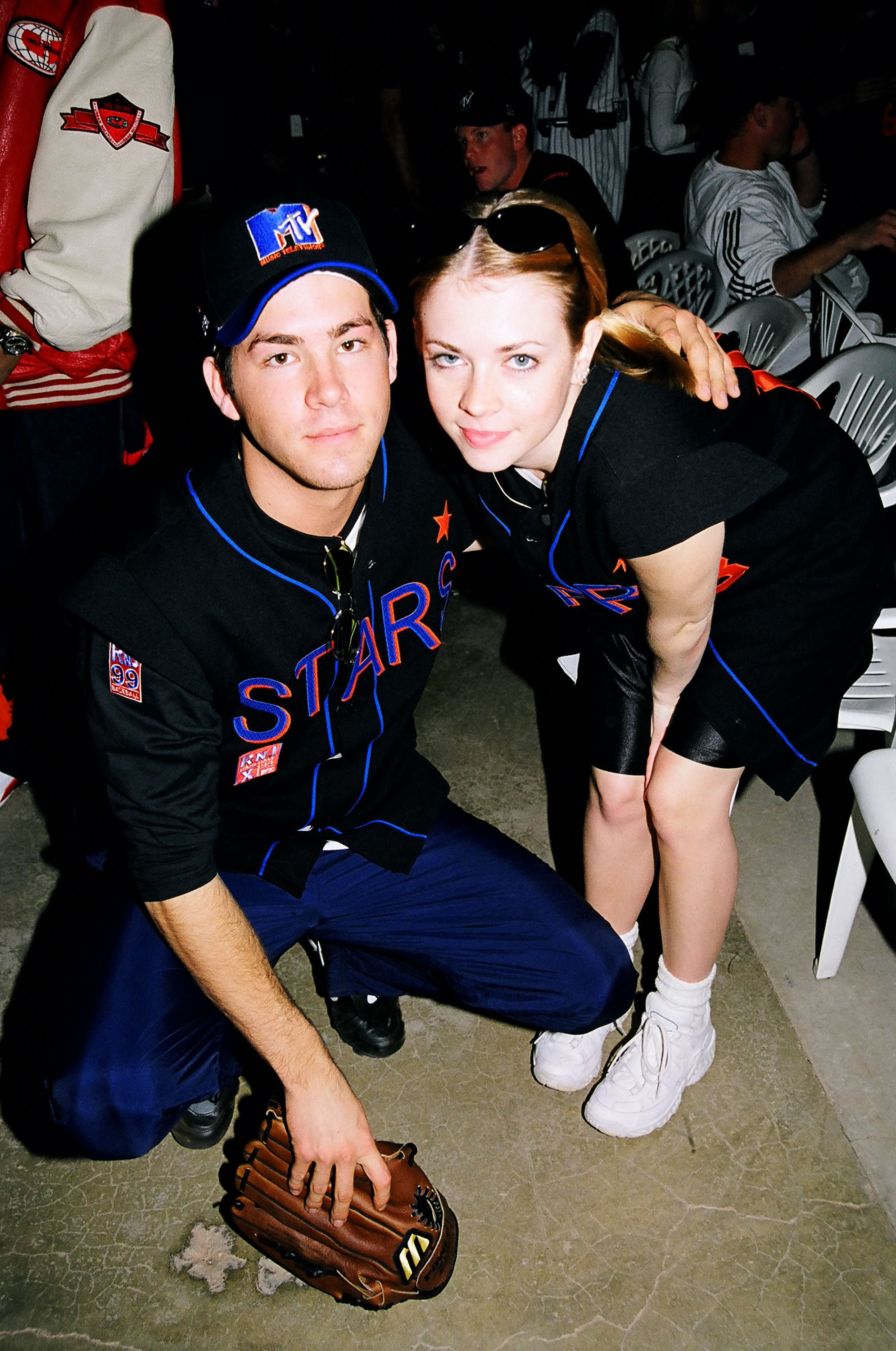Ryan Reynolds and Melissa Joan Hart at the MTV's 10th Annual Rock 'n Jock Baseball Game on September 10, 1999, in Los Angeles | Source: Getty Images