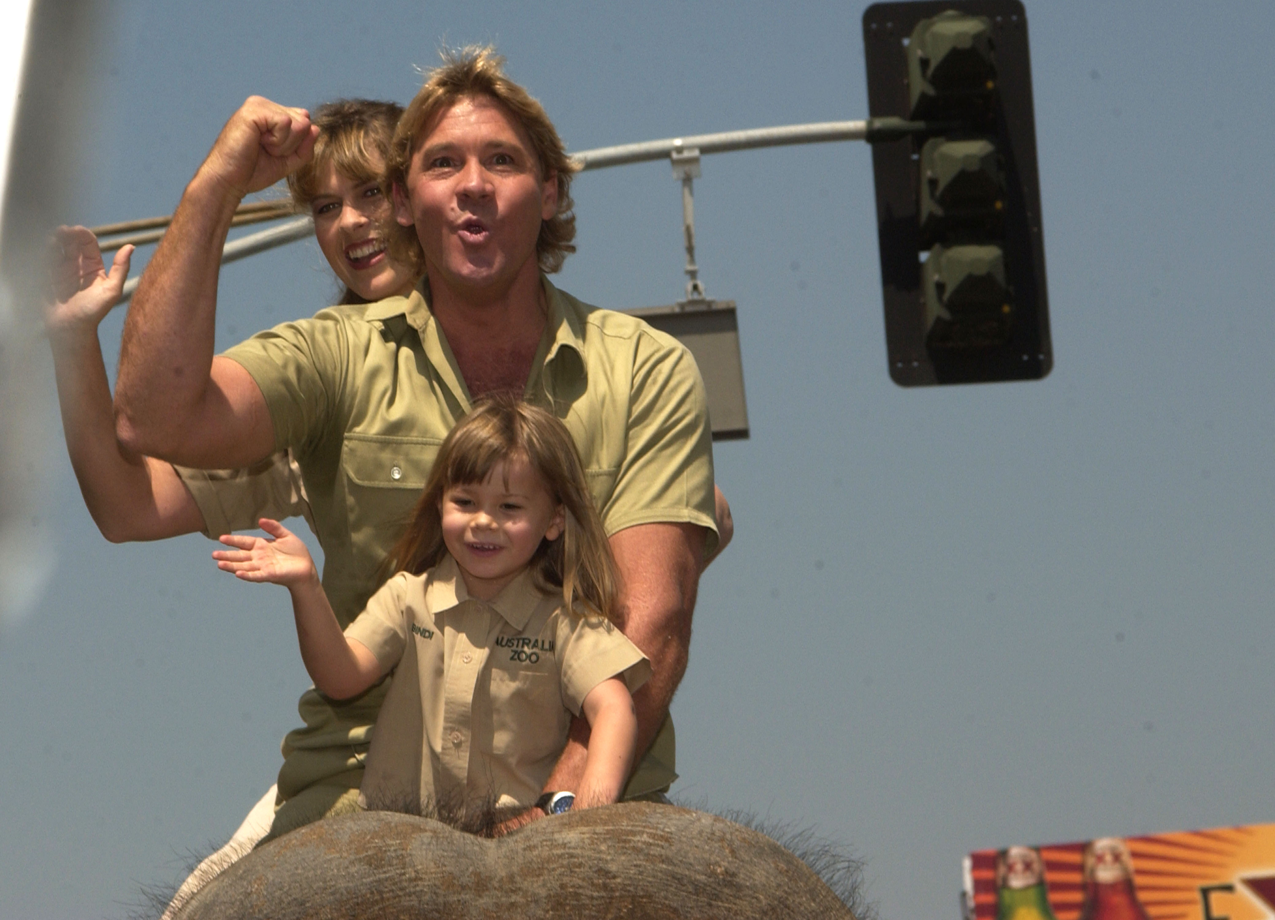 Terri, Steve and Bindi Irwin at the premiere of "The Crocodile Hunter: Collision Course," 2002 | Source: Getty Images