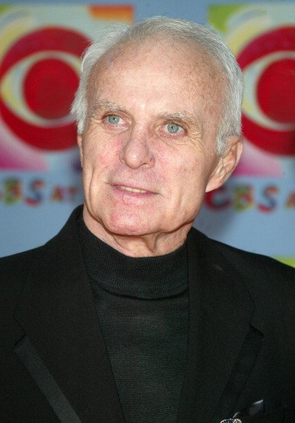 Robert Conrad pendant CBS à 75 ans dans la salle de bal Hammerstein à New York City, New York, États-Unis. | Photo : Getty Images