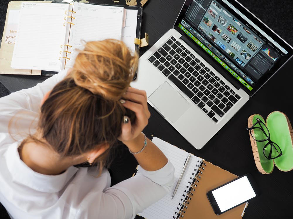 Femme assise devant un ordinateur portable | Photo: Pexels